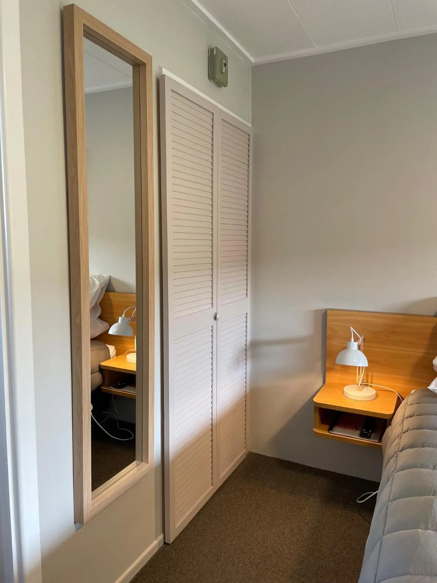 wardrobe, Bed in Dawsons Hotel