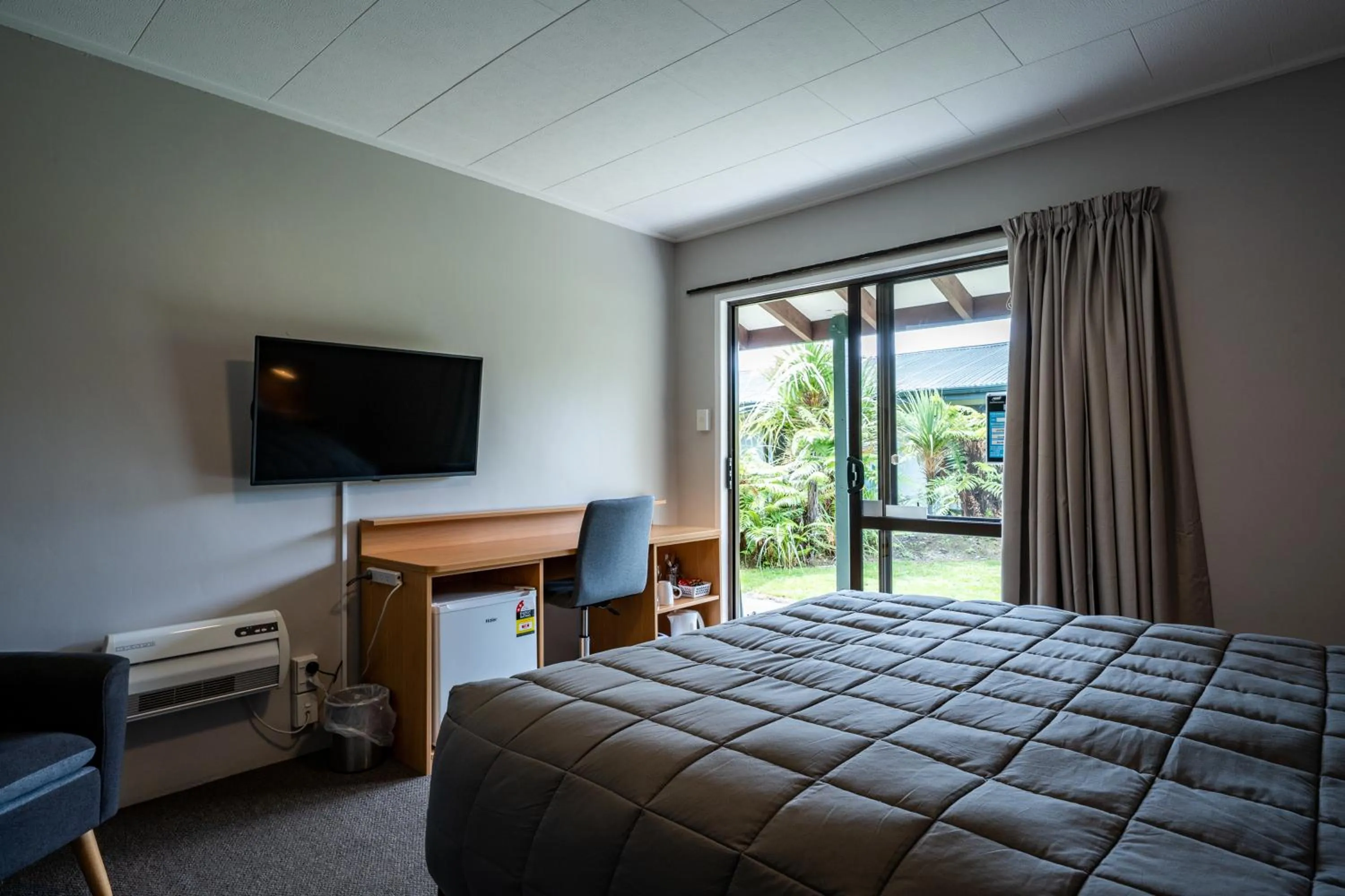 Photo of the whole room, Bed in Dawsons Hotel