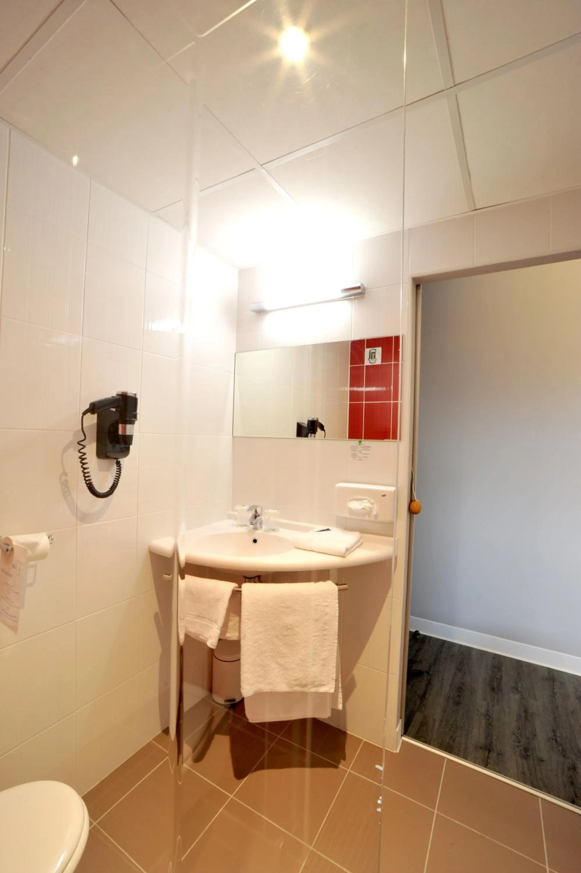 Bathroom in The Originals City, Hotel Novella Premium, Nantes Est