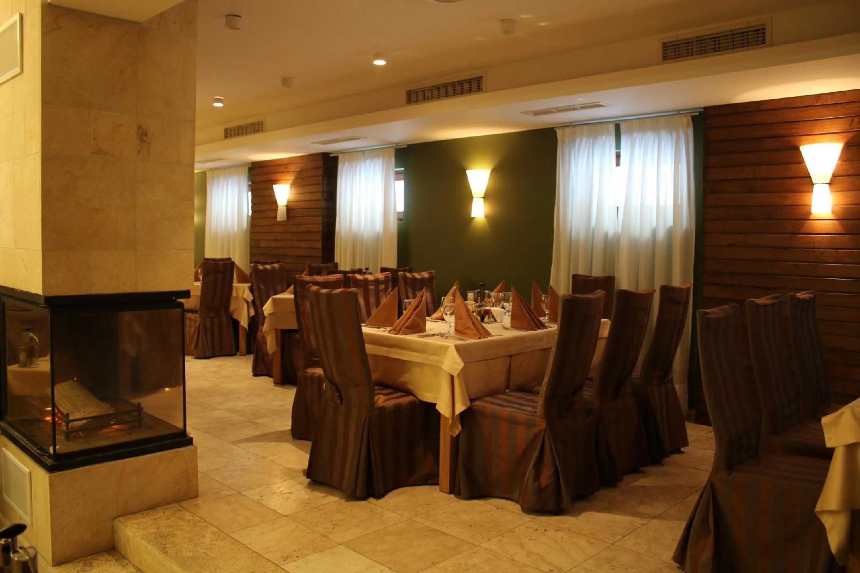 Restaurant/places to eat in Radina's Way Hotel