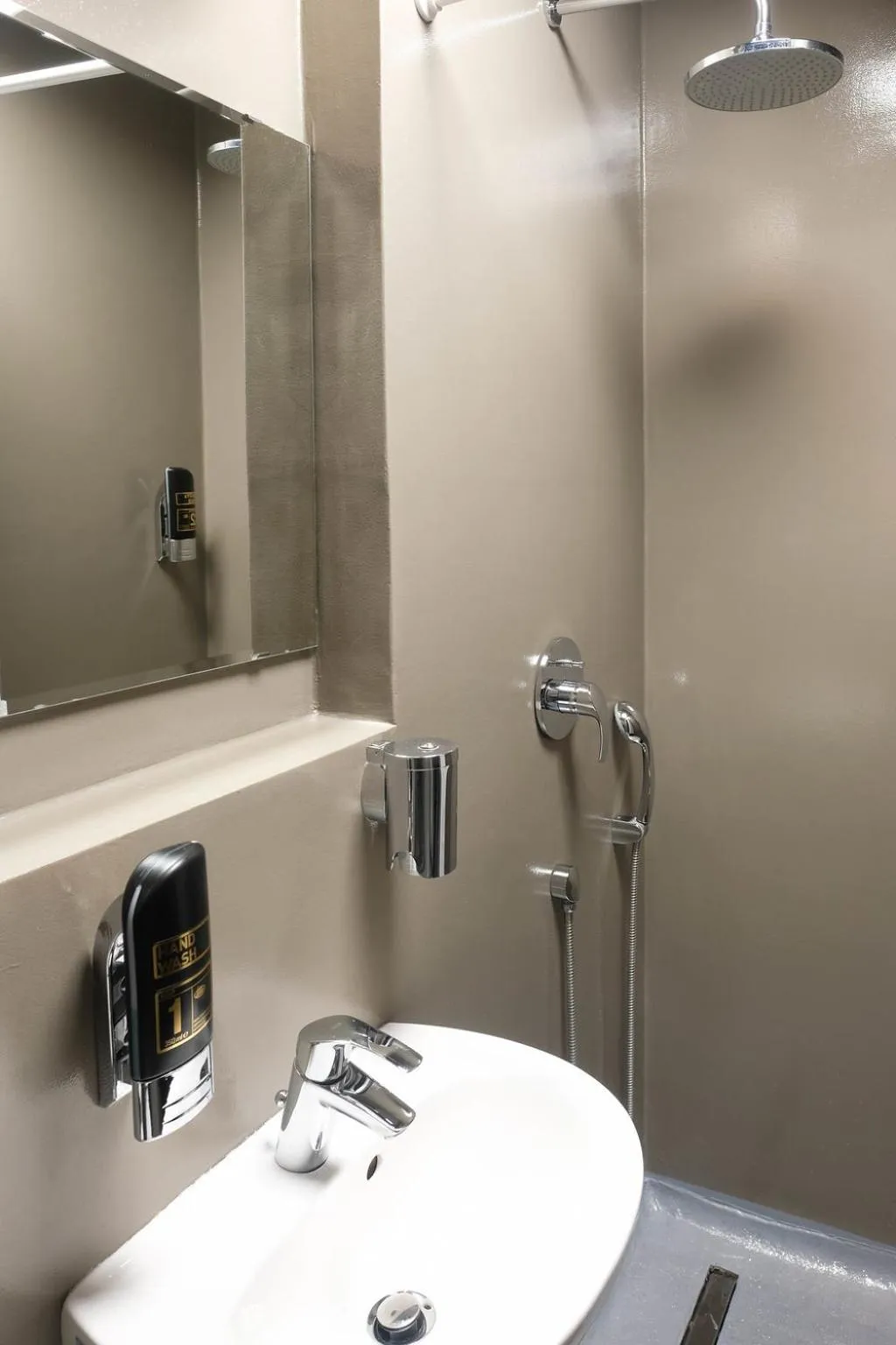 Shower in Pfefferbett Hostel