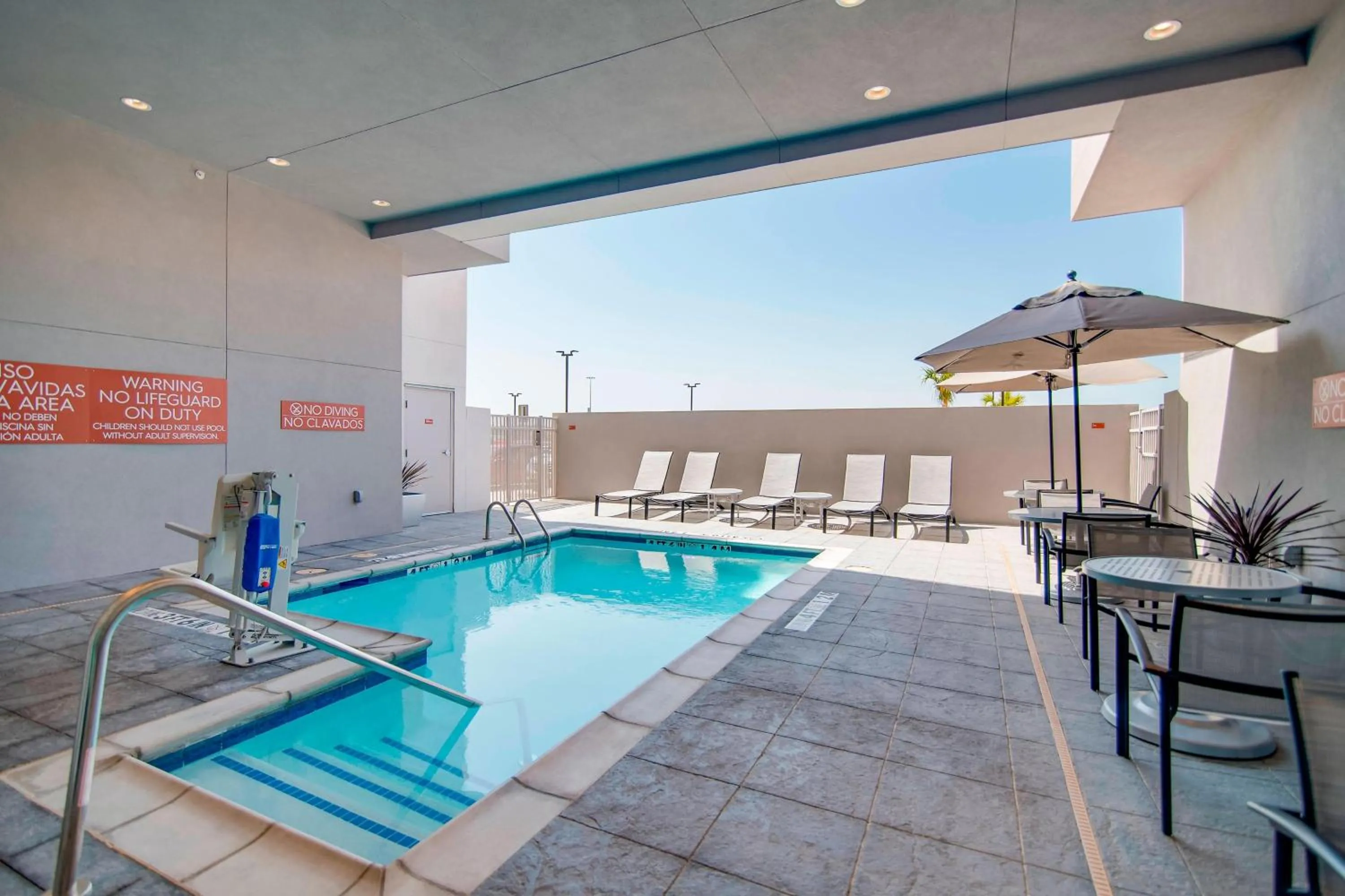 Swimming pool in TownePlace Suites Fort Worth University Area/Medical Center