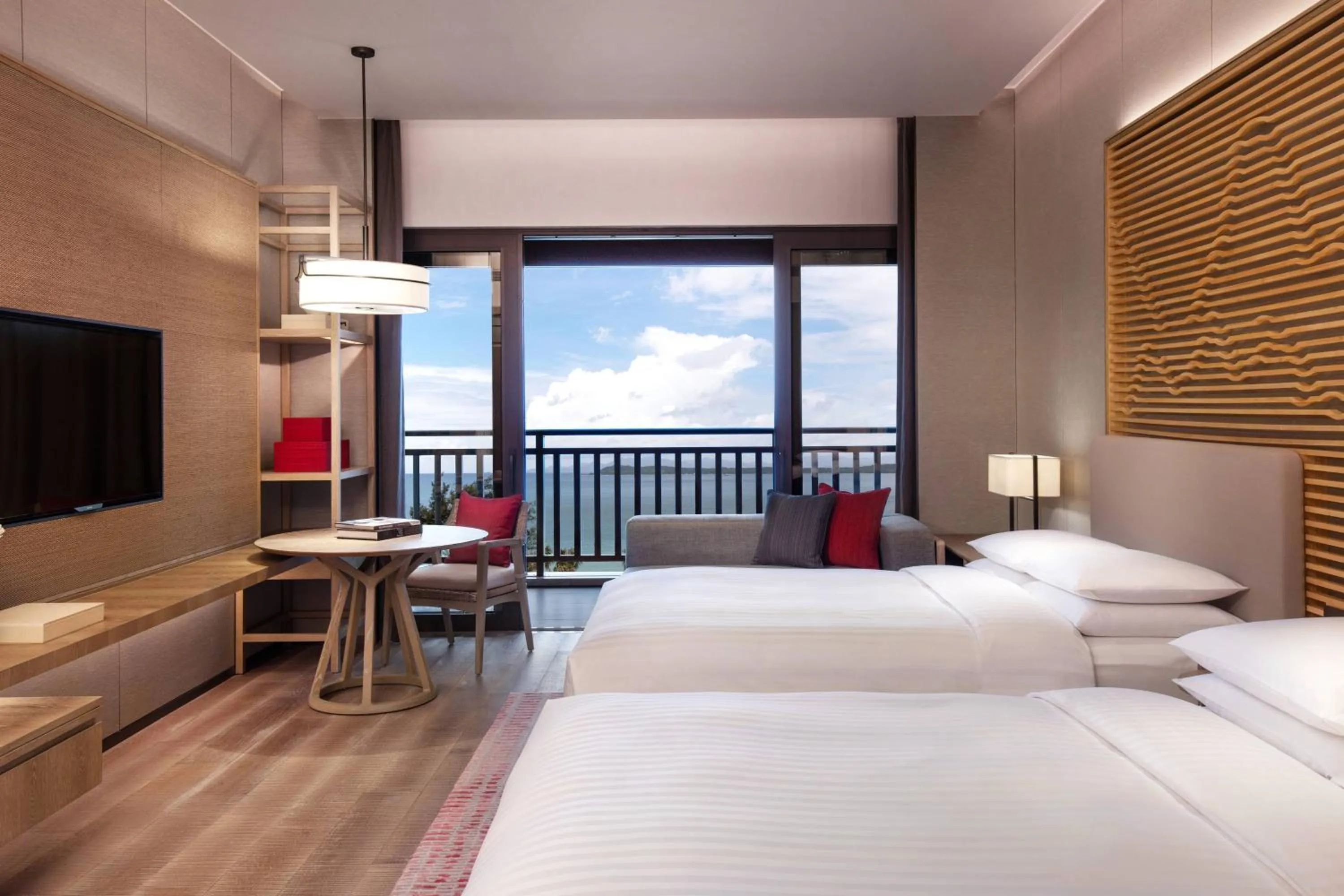 Photo of the whole room, Bed in Shenzhen Marriott Hotel Golden Bay