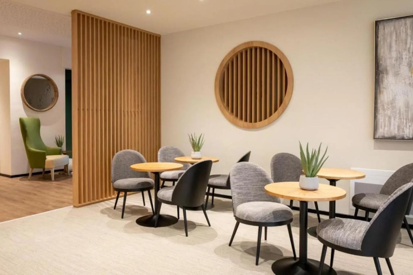 Communal lounge/ TV room in Best Western Auray le Loch