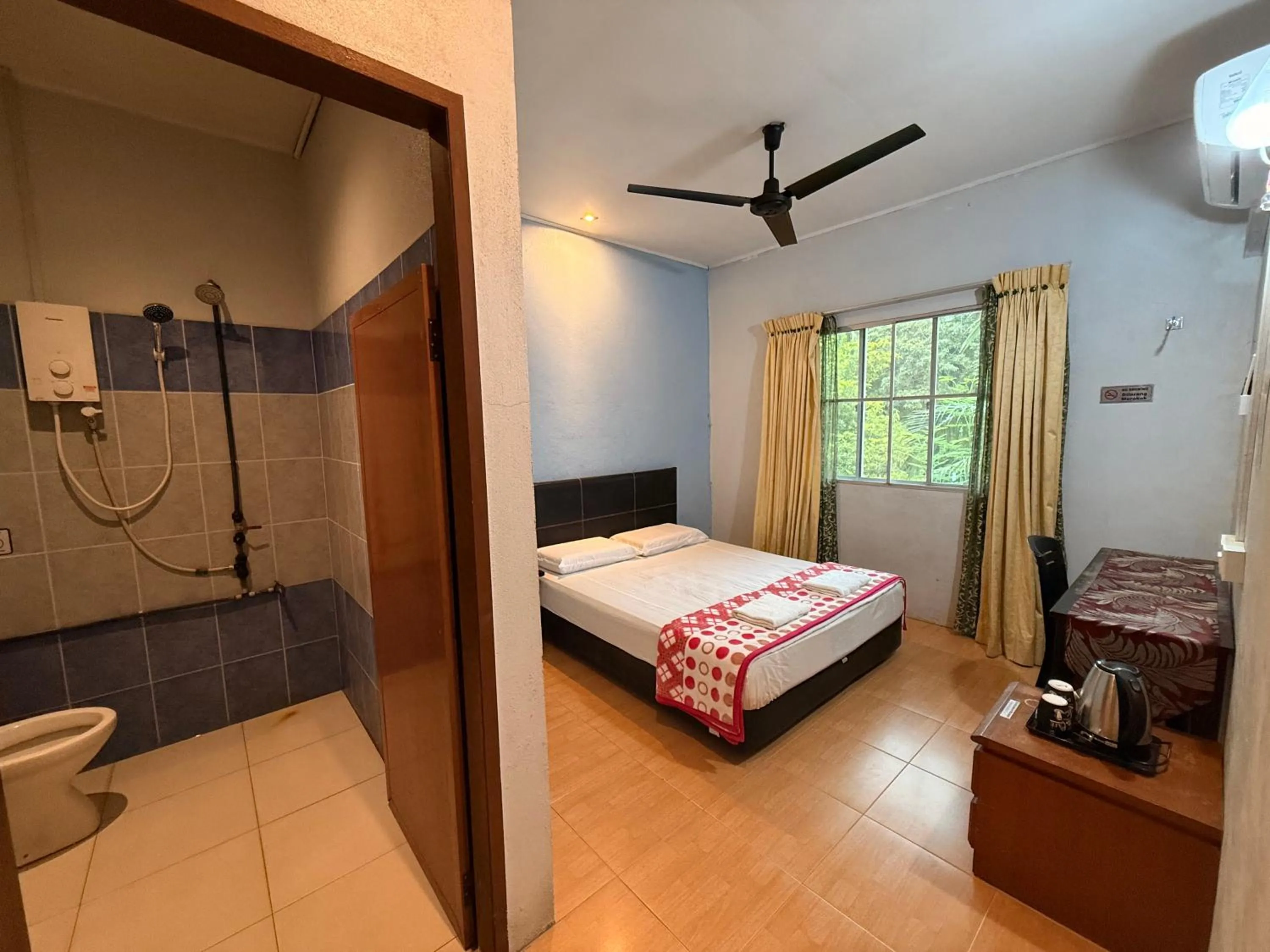 Bed in RTMS Guesthouse Semporna