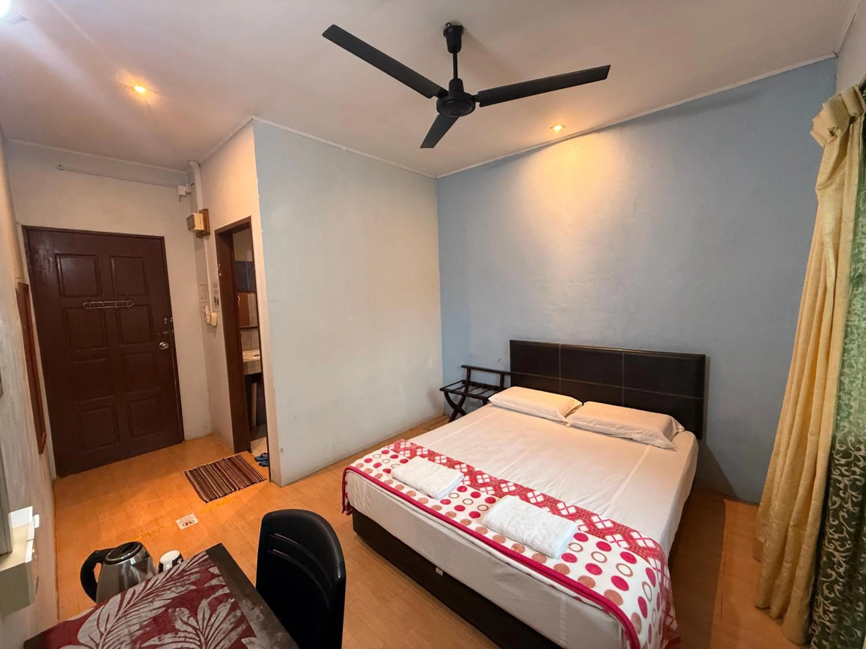 Photo of the whole room, Bed in RTMS Guesthouse Semporna
