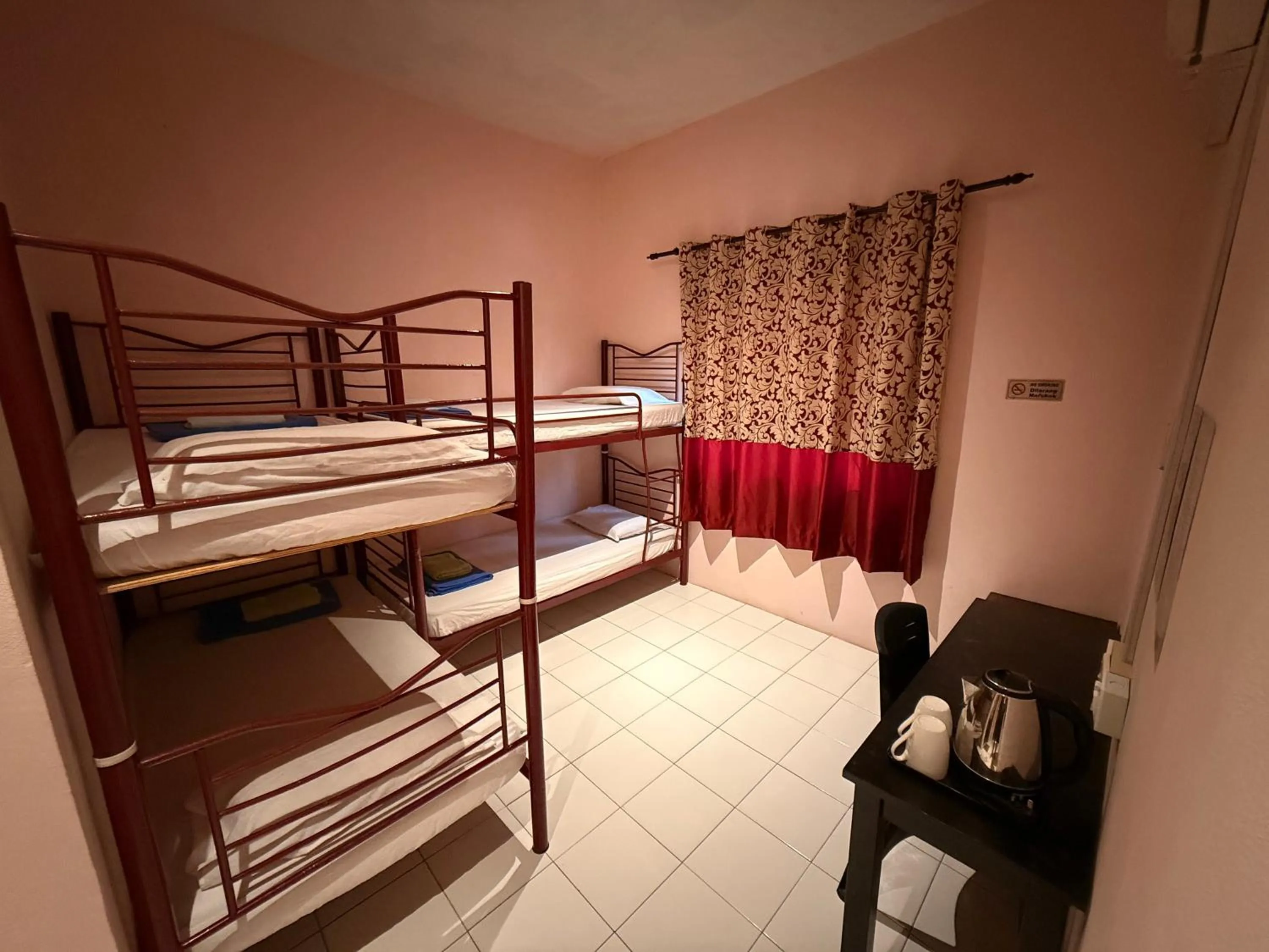 Bed in RTMS Guesthouse Semporna