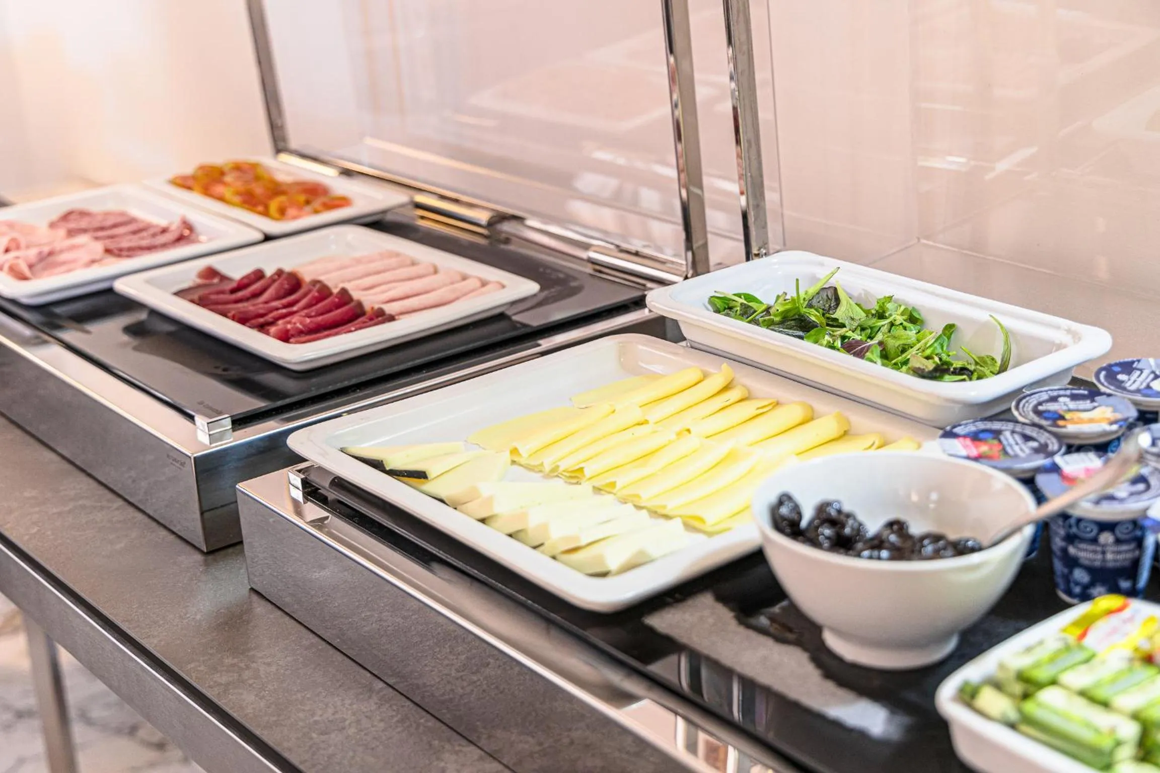 Buffet breakfast in Hotel De La Ville