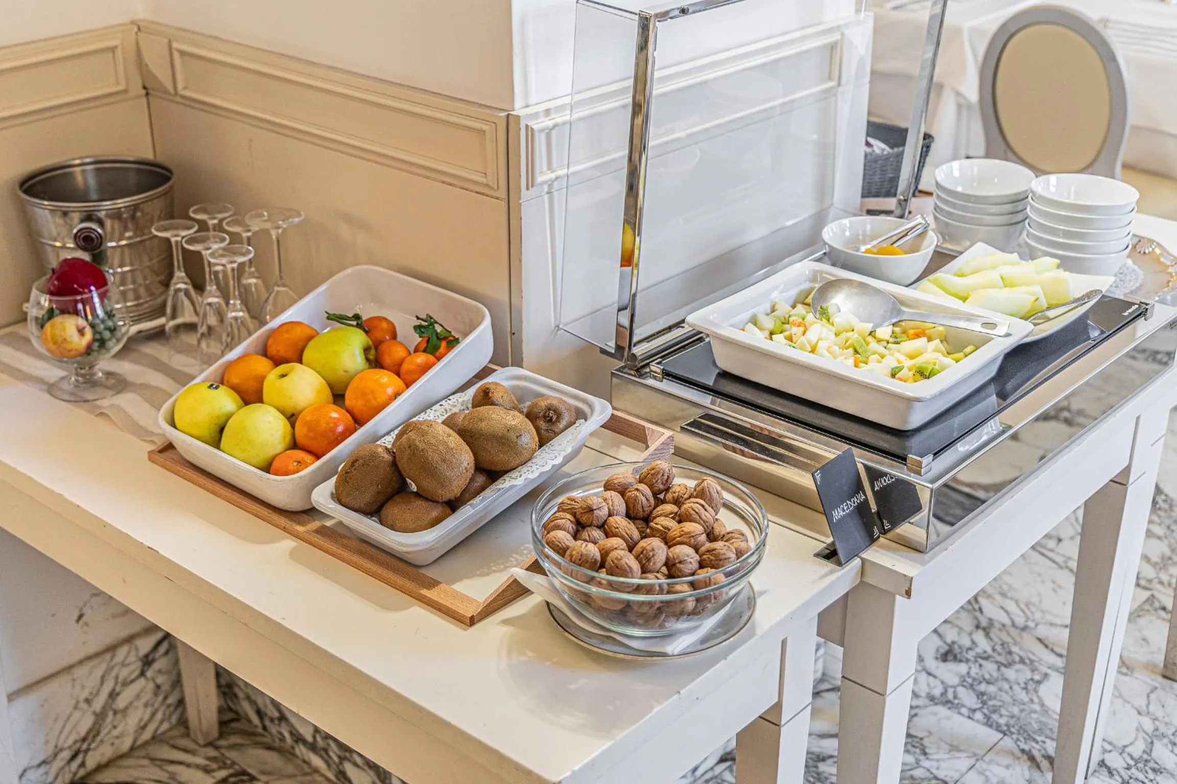 Buffet breakfast in Hotel De La Ville