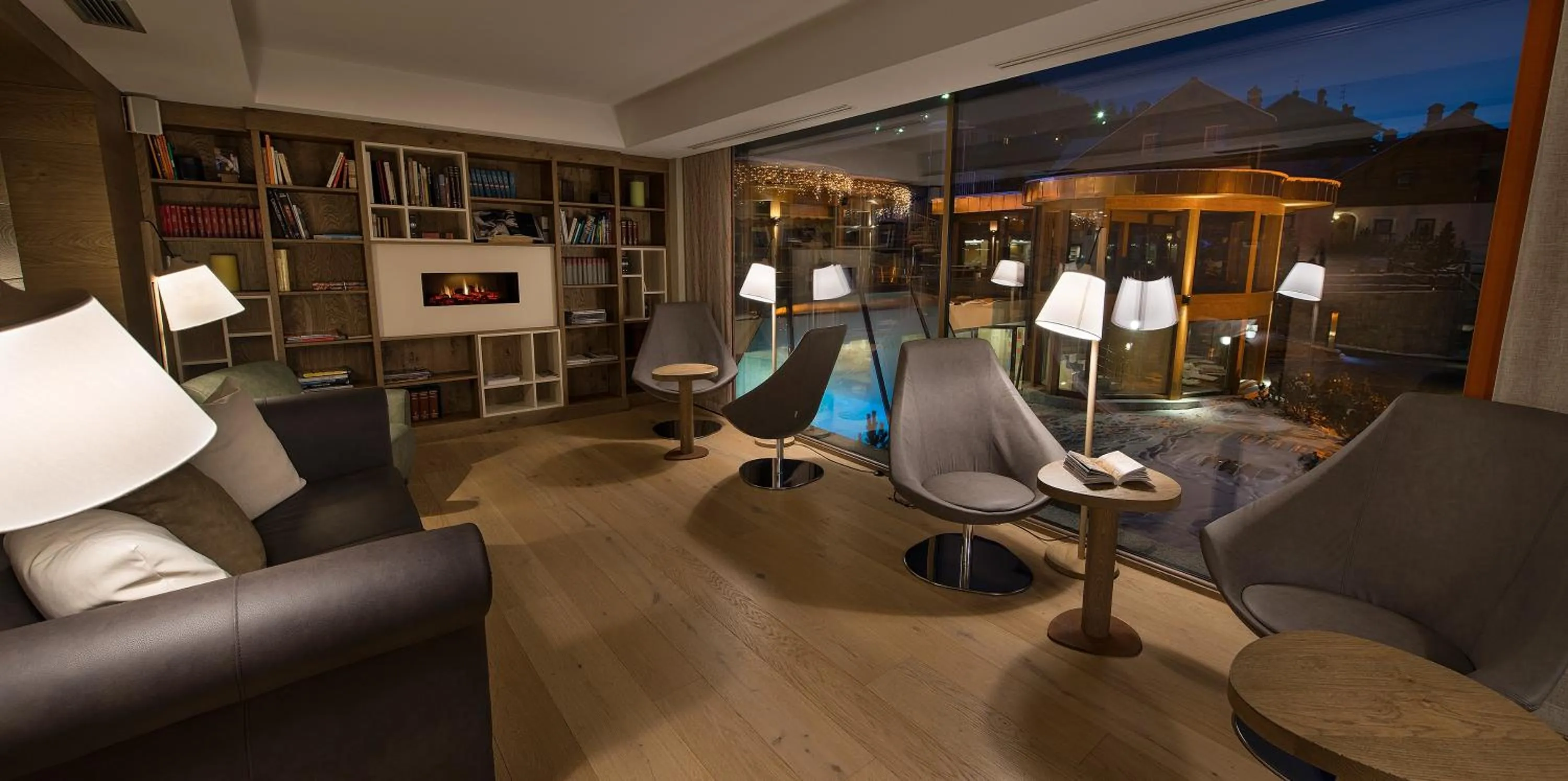 Library in Hotel Baita Montana