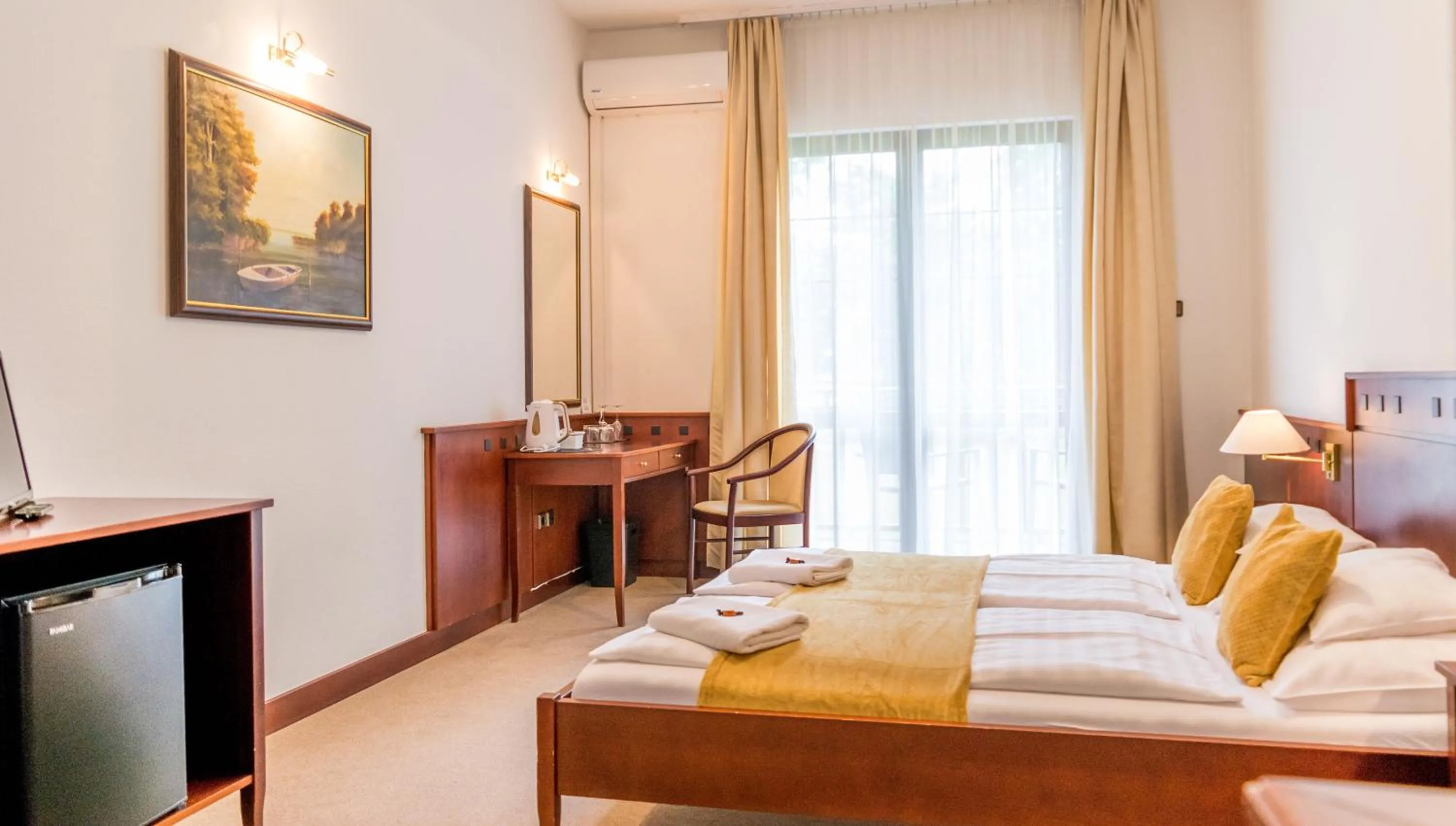 Property building, Bed in Hotel Tihany Átrium