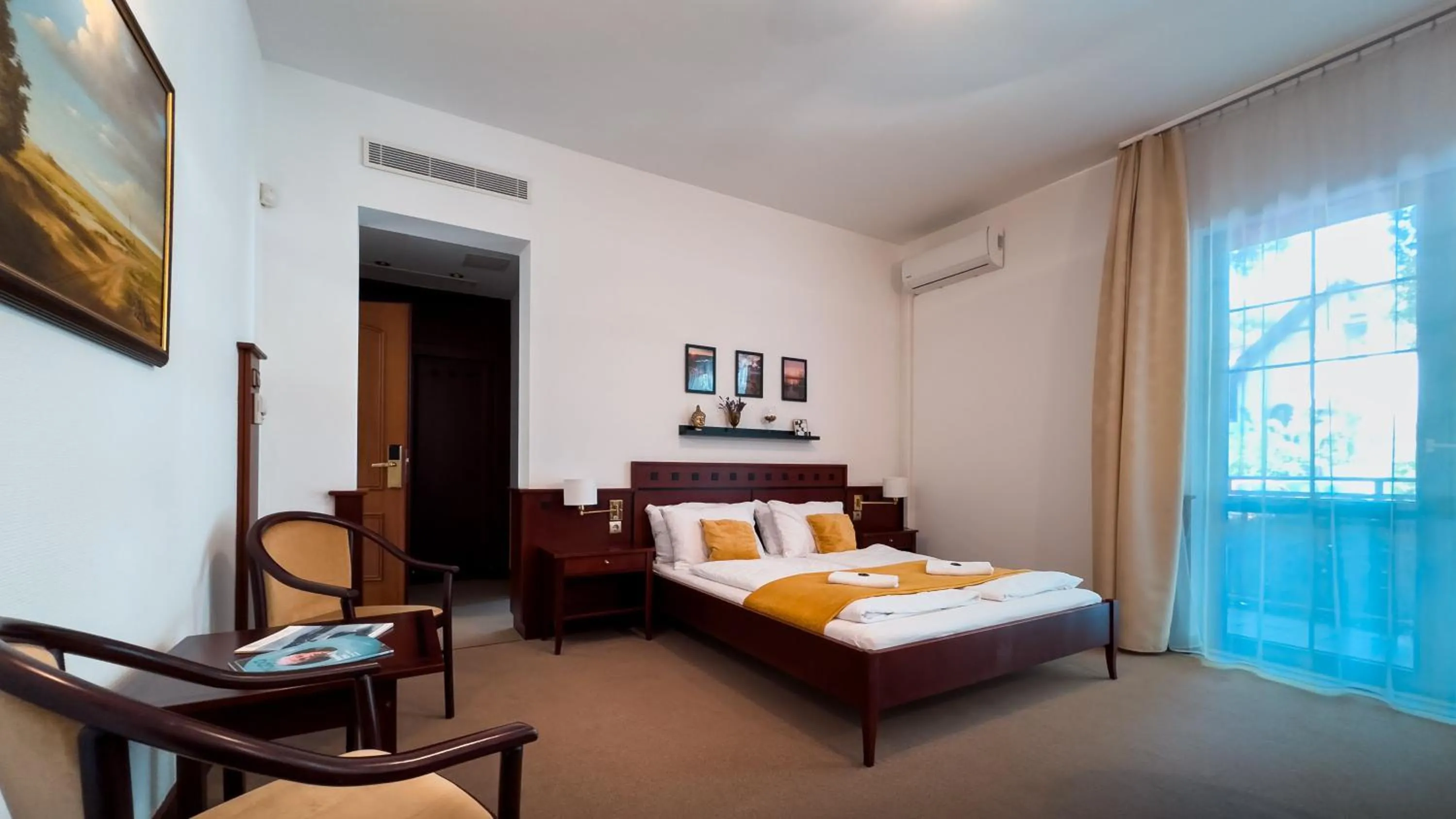 Bed in Hotel Tihany Átrium