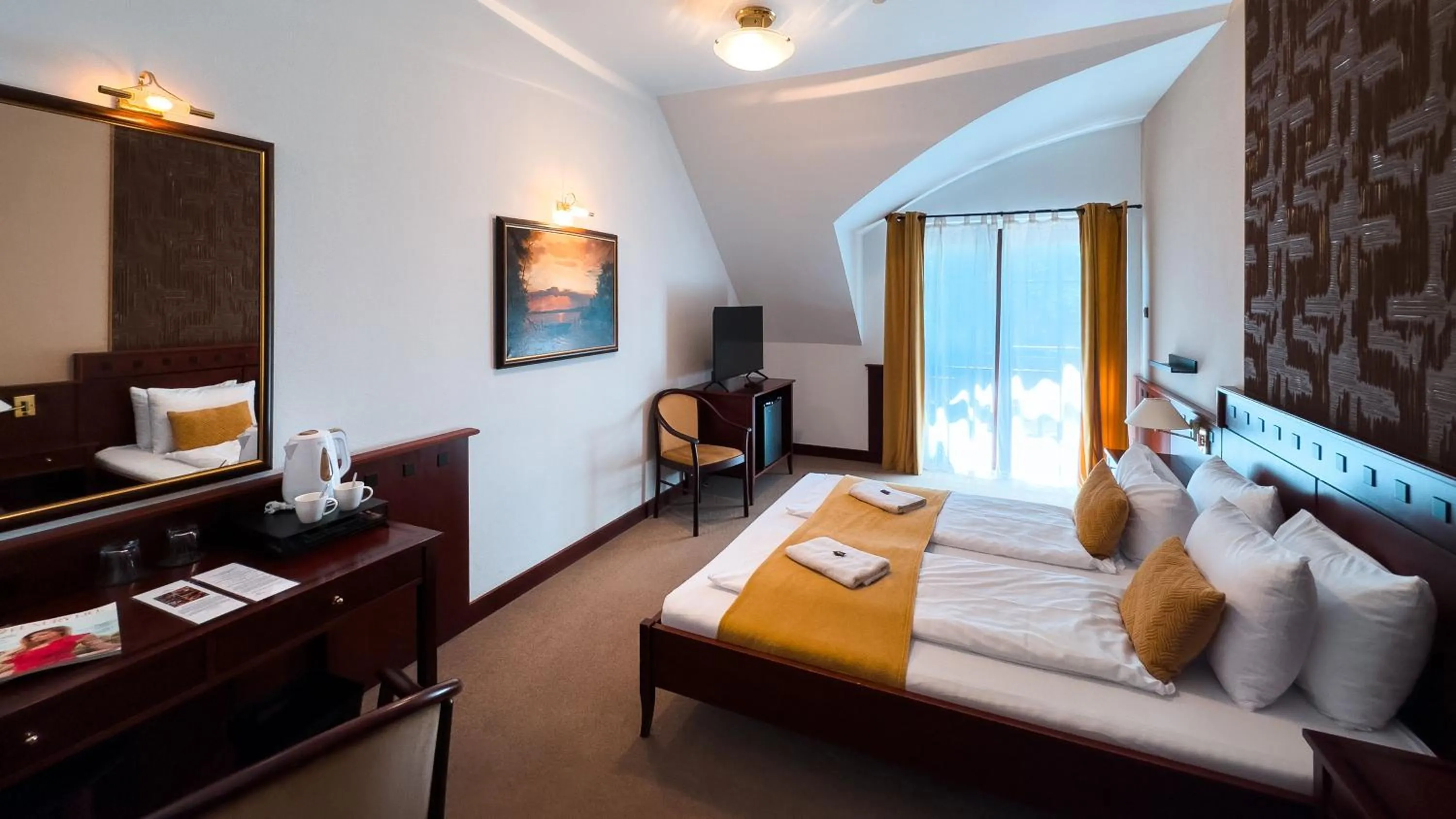 Bed in Hotel Tihany Átrium