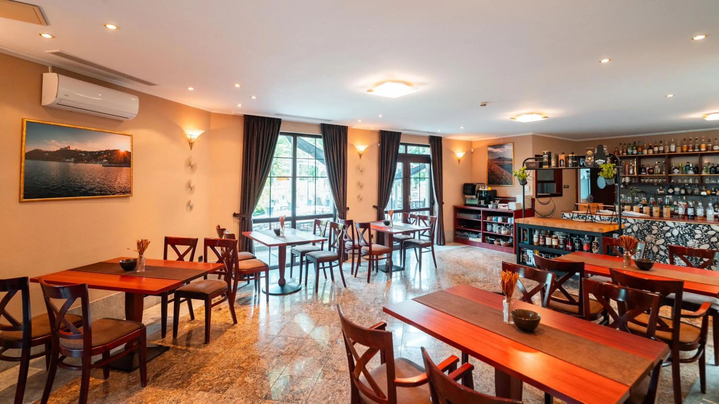 Restaurant/places to eat in Hotel Tihany Átrium