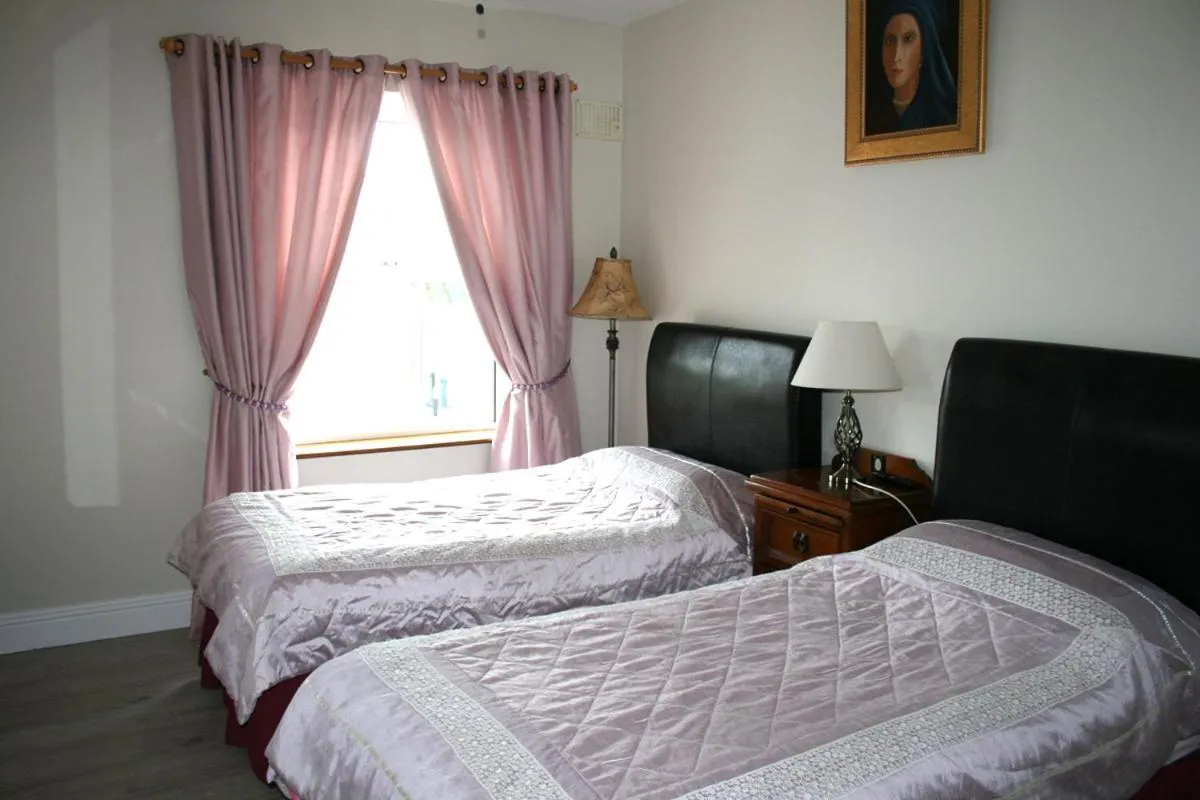 Photo of the whole room, Bed in Celtic House B&B