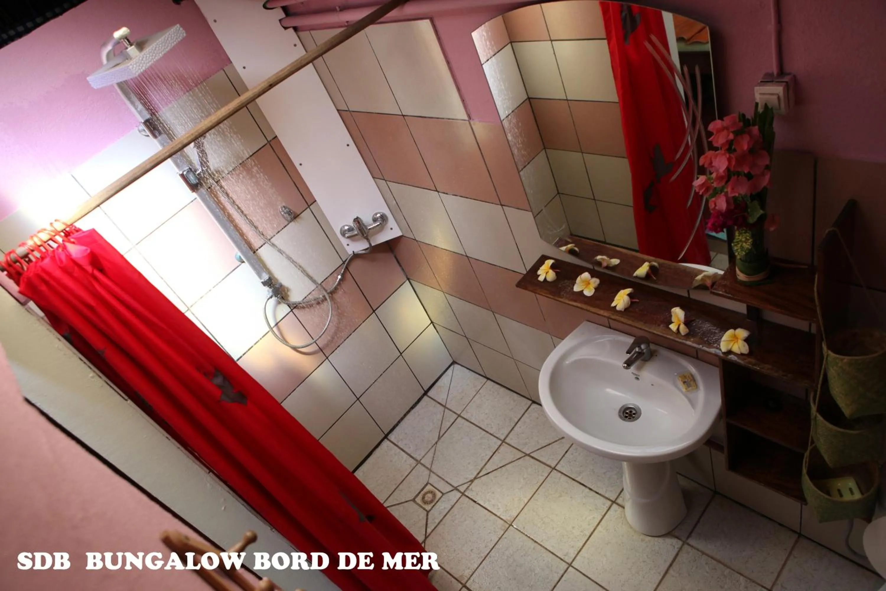 Shower in Chez Yolande