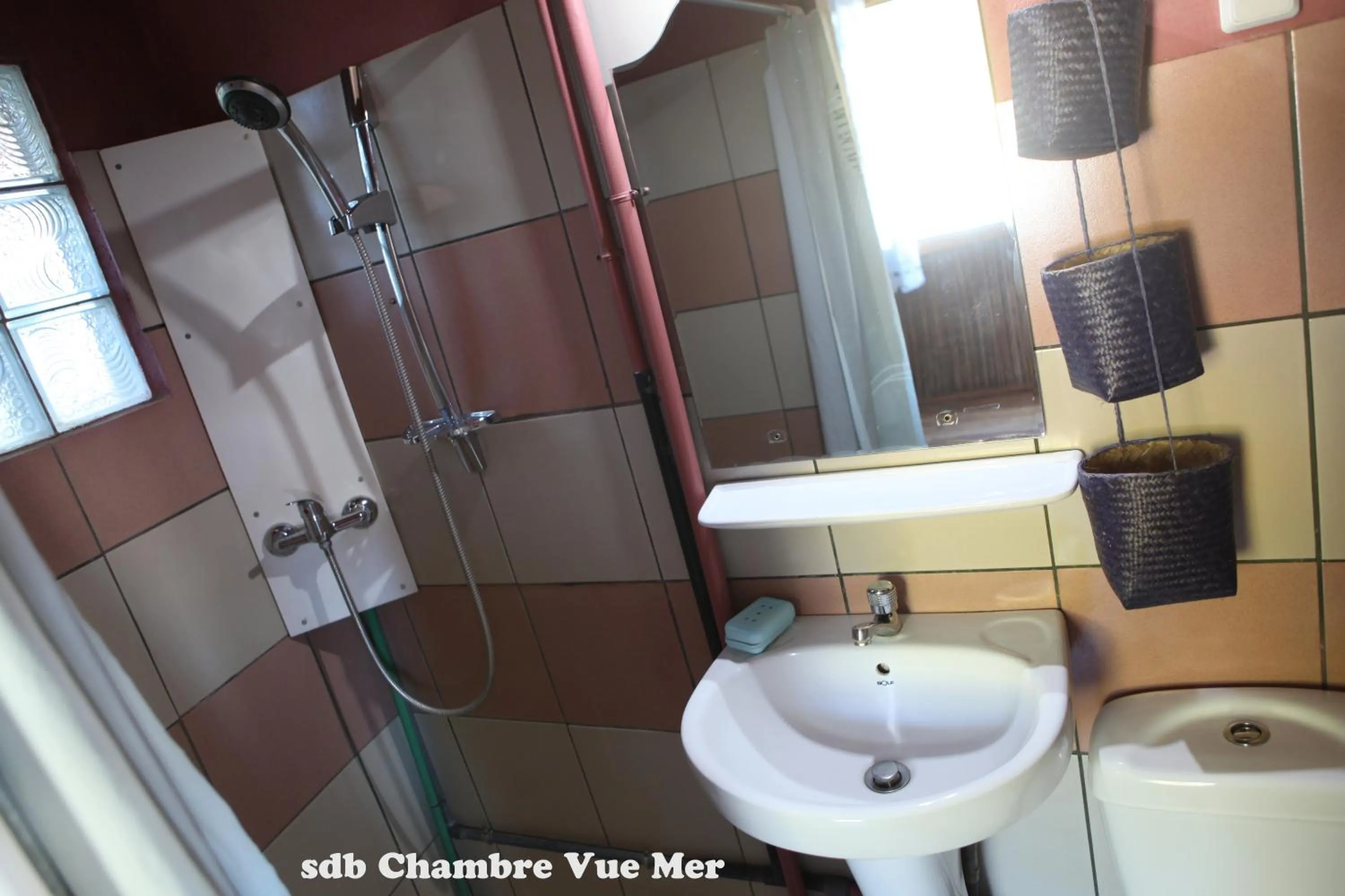 Shower in Chez Yolande