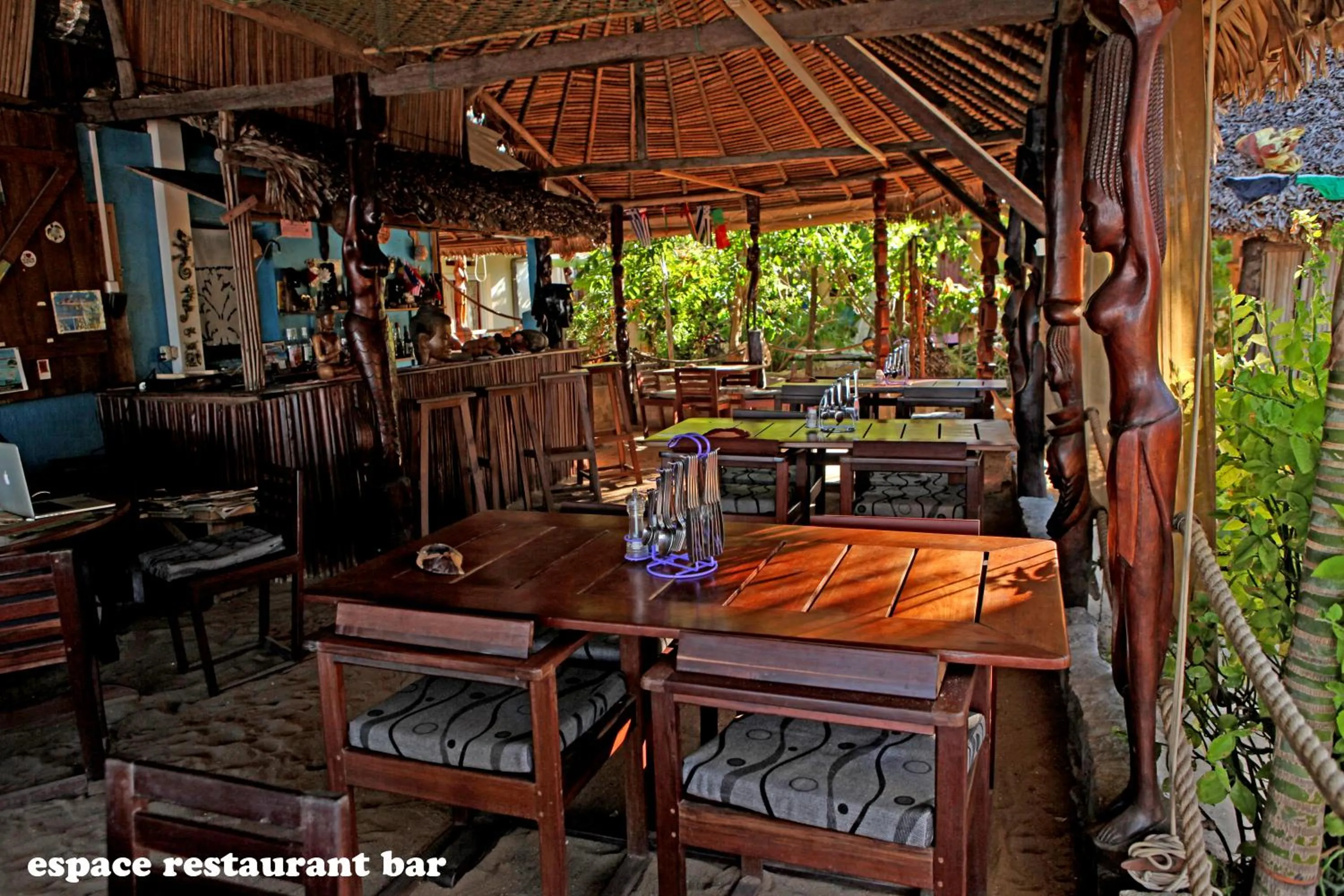 Restaurant/places to eat in Chez Yolande