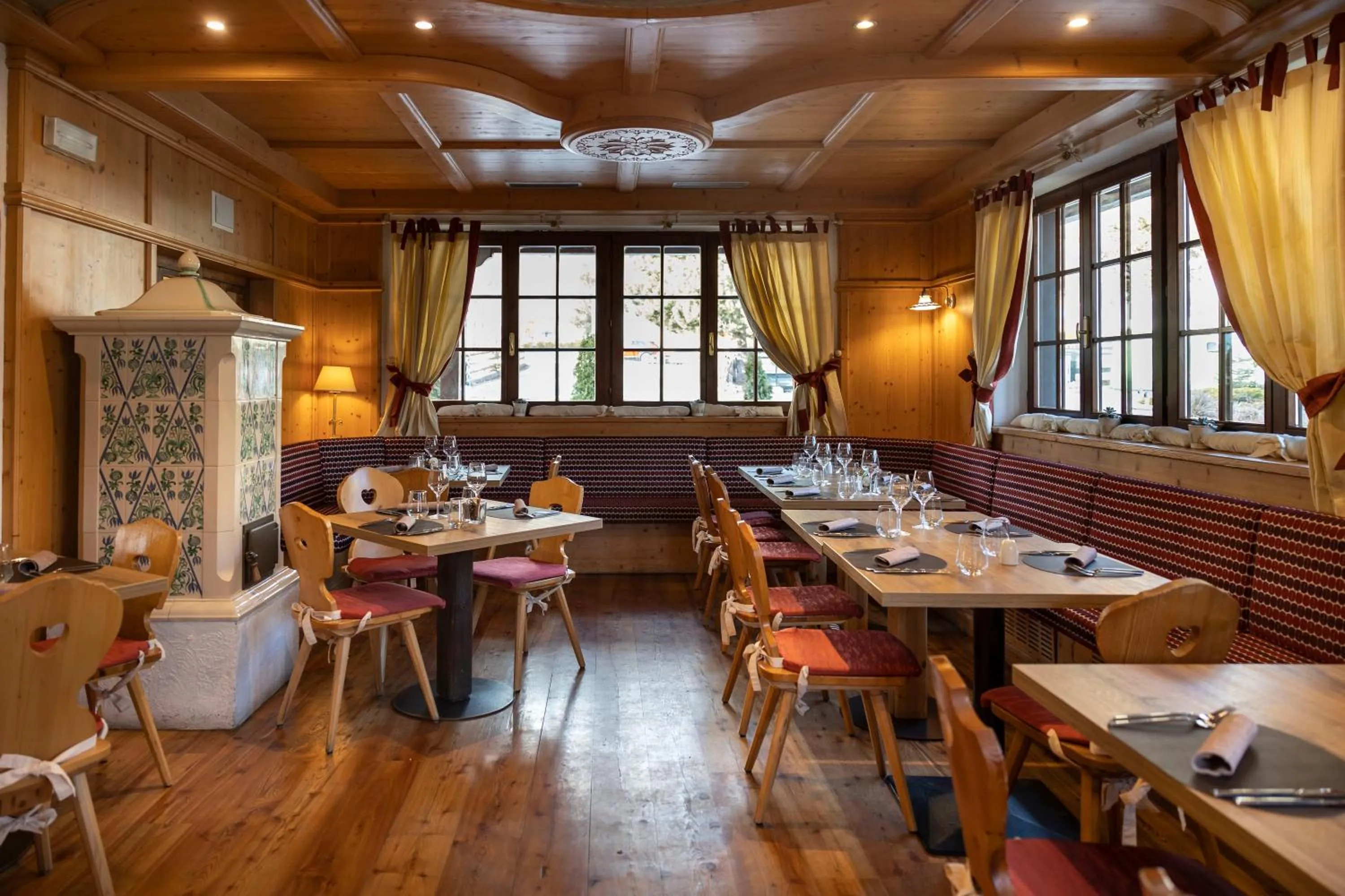 Restaurant/places to eat in Golf Hotel