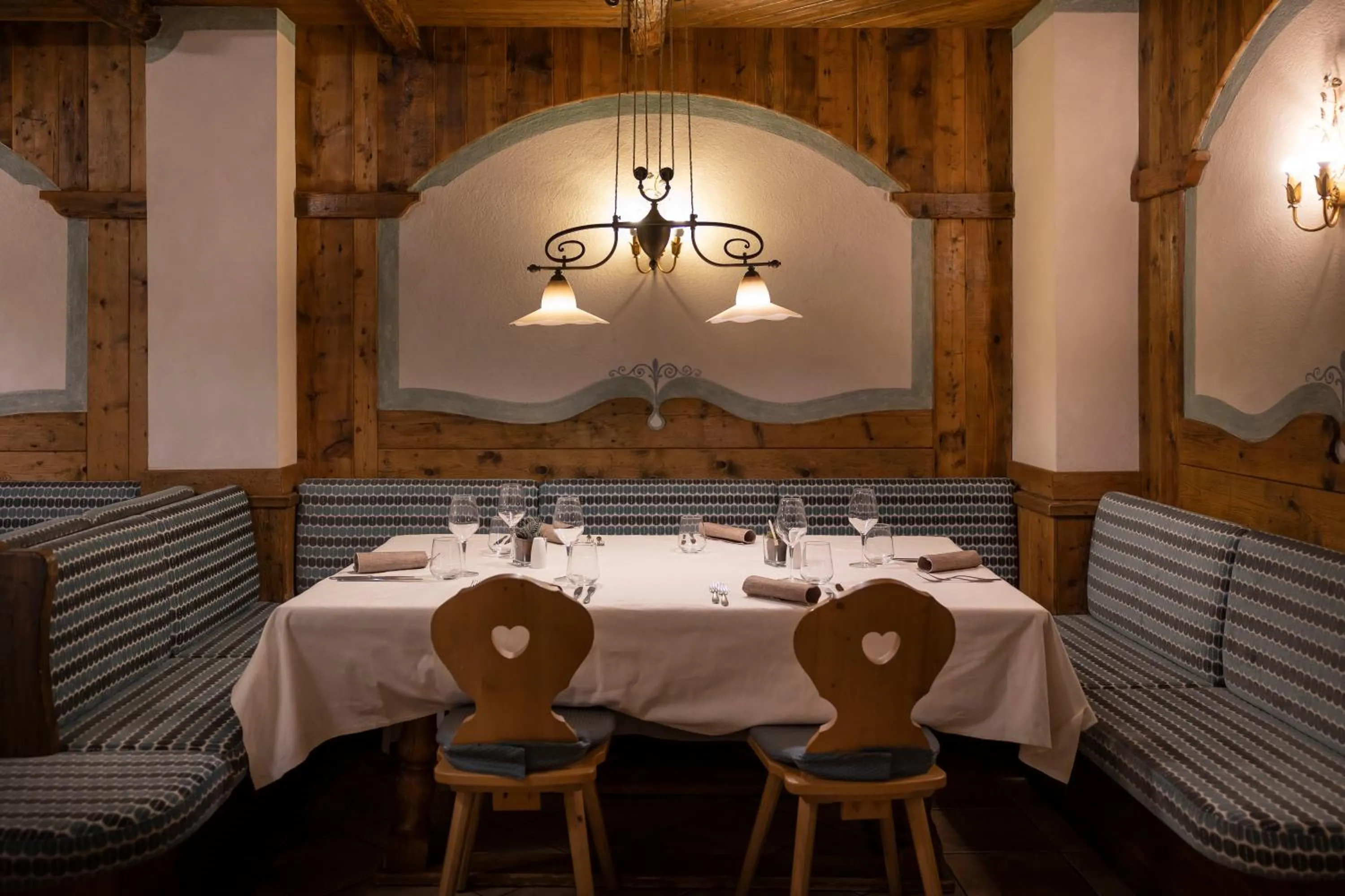 Restaurant/places to eat in Golf Hotel