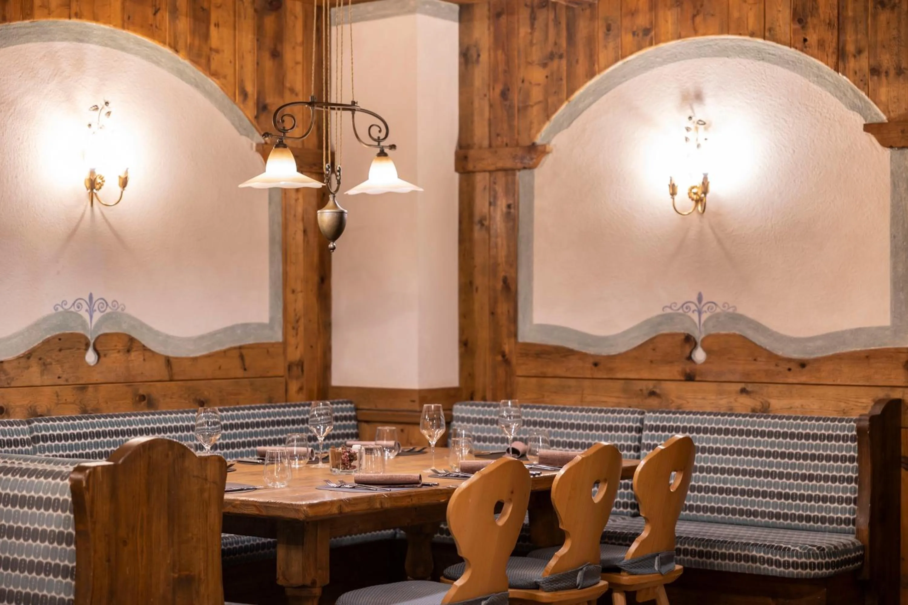 Restaurant/places to eat in Golf Hotel