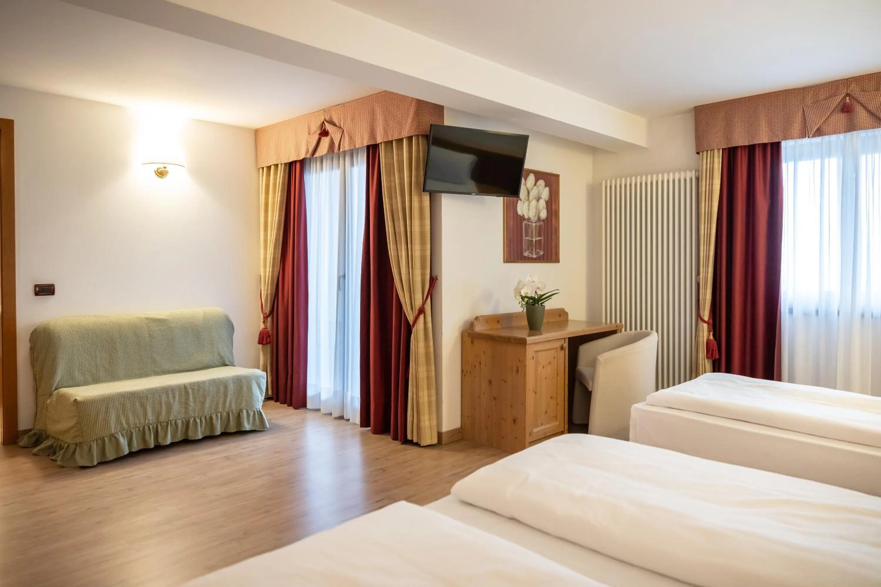 Photo of the whole room, Bed in Golf Hotel