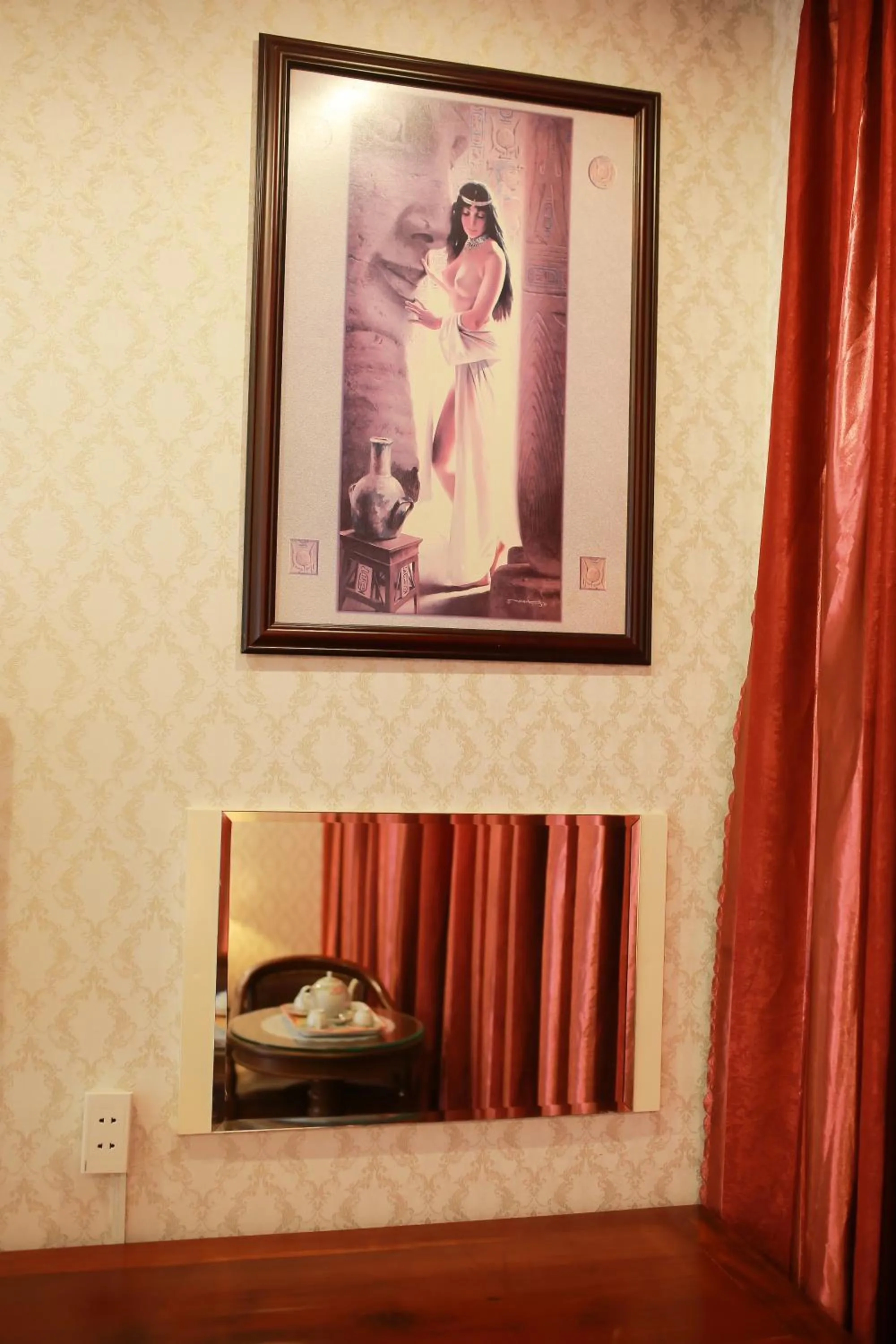 Restaurant/places to eat in Lavender Hotel