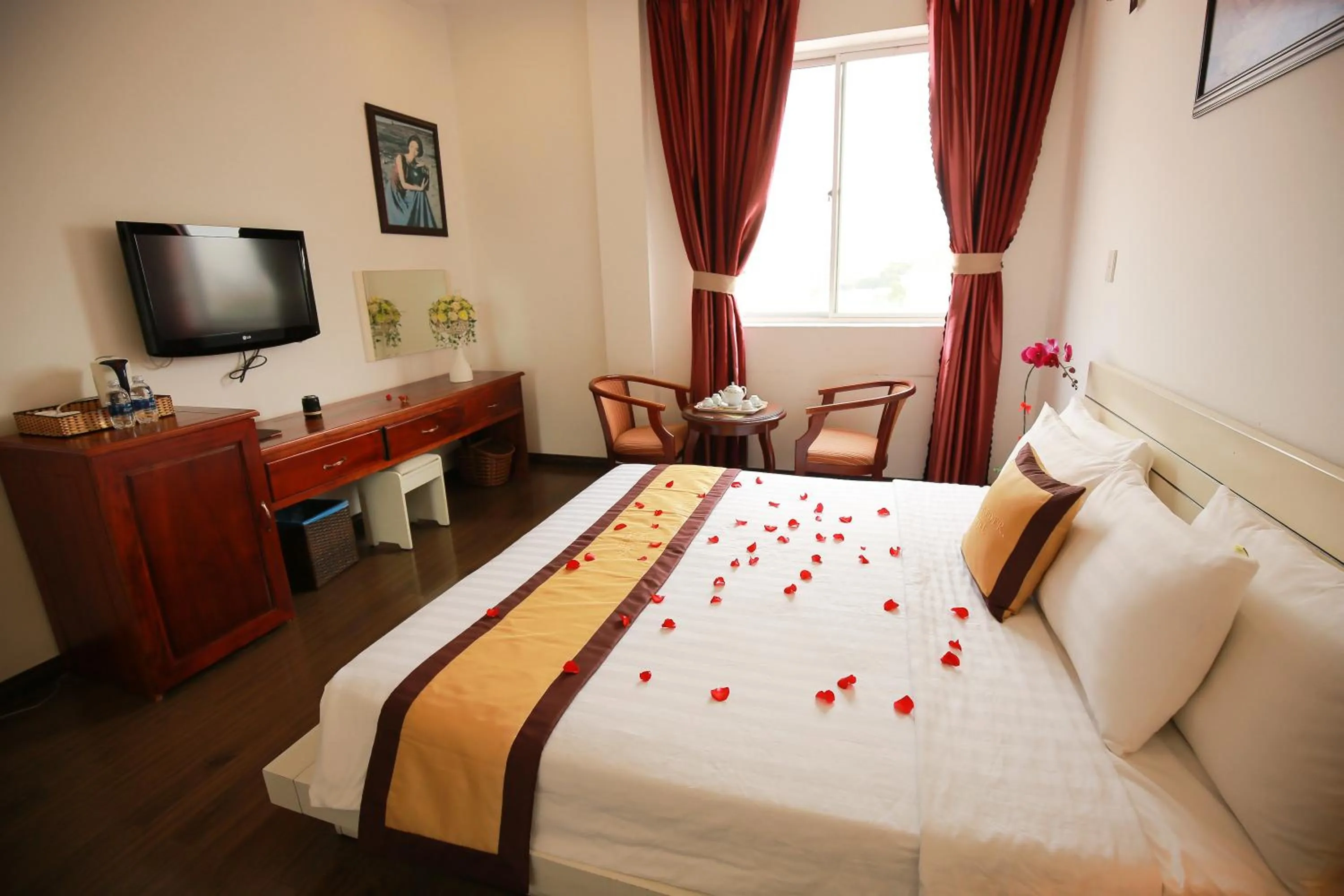 Communal lounge/ TV room, Bed in Lavender Hotel