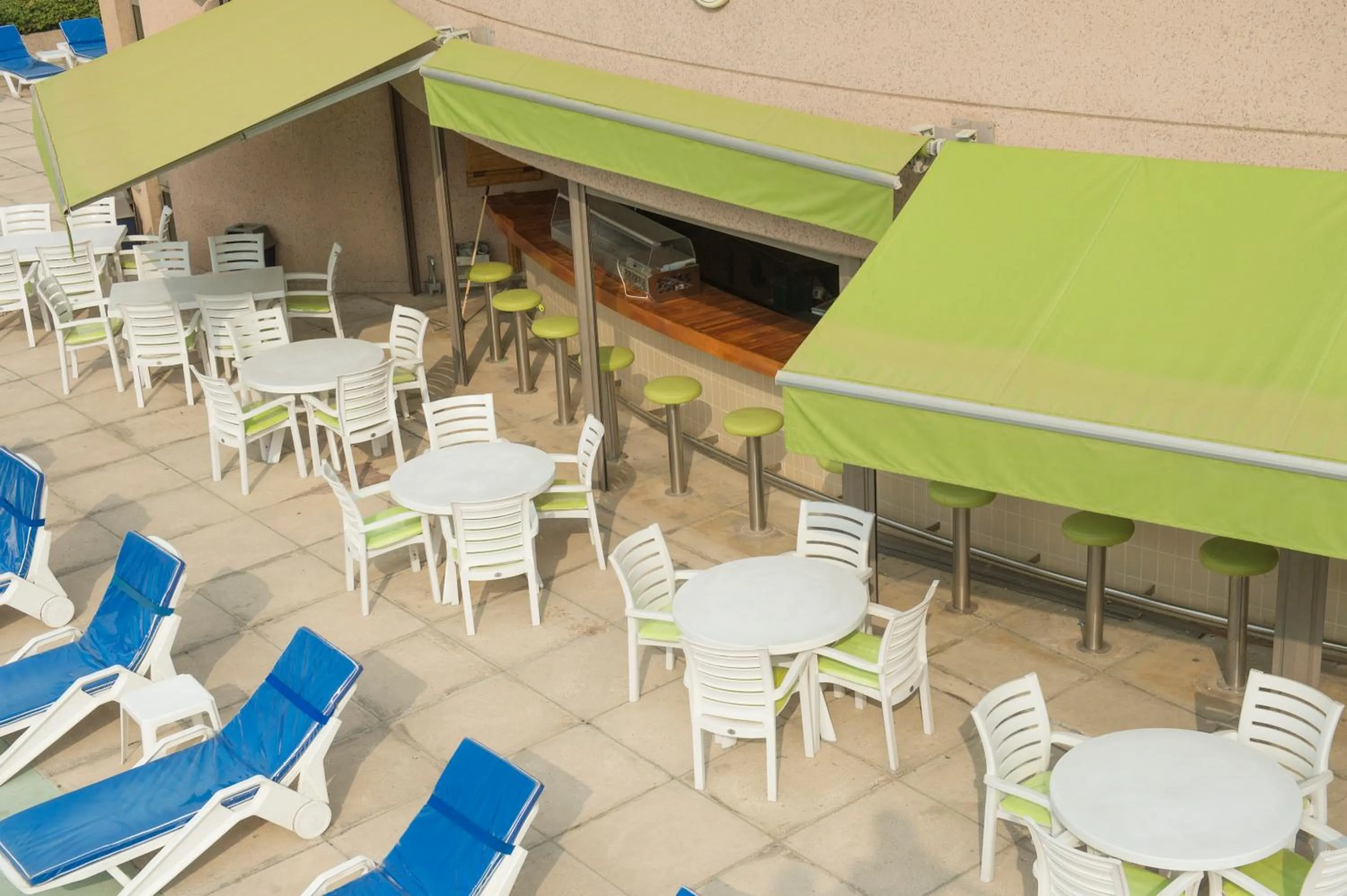 Restaurant/places to eat in Siwar Center Apartments