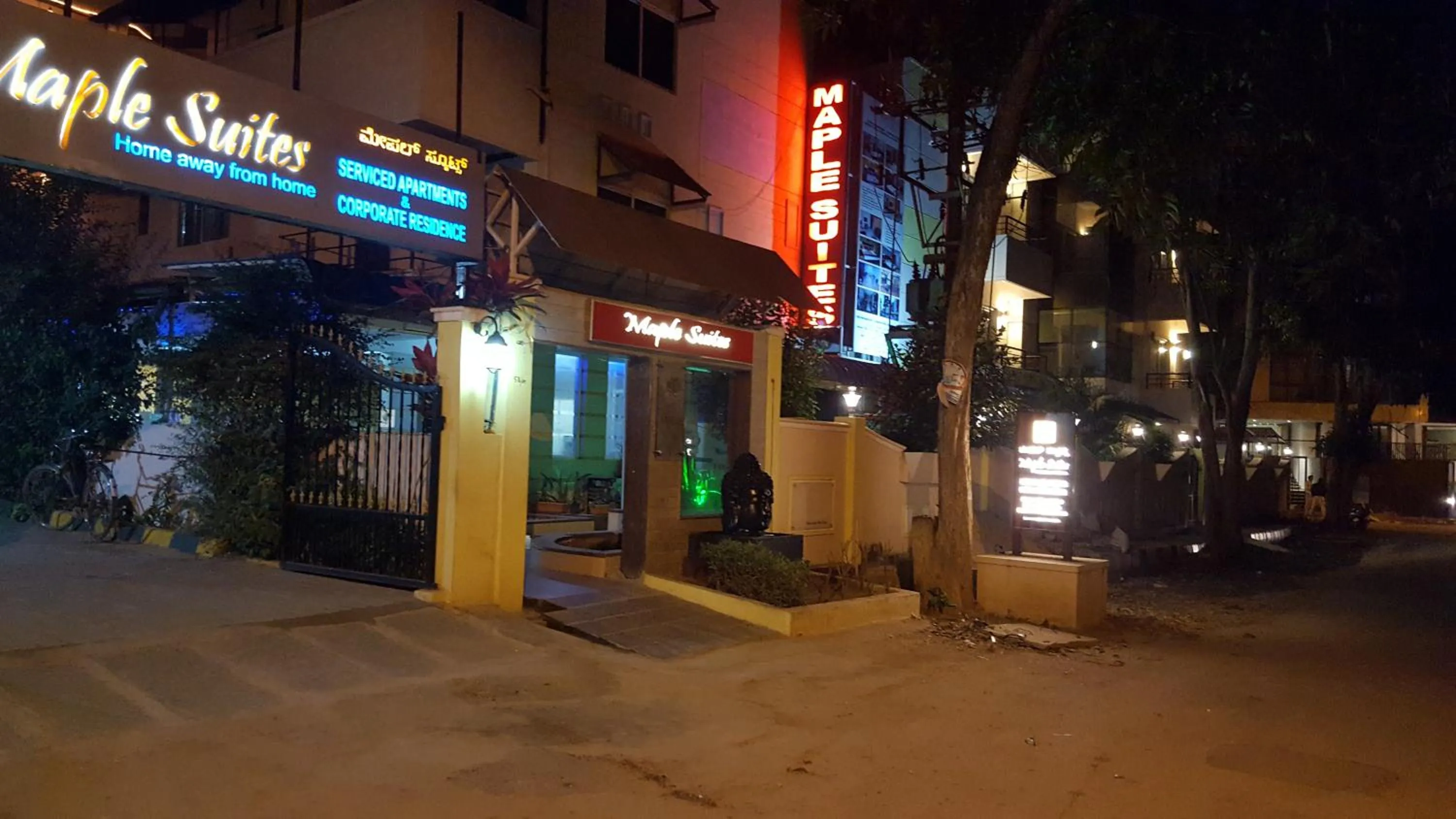 Facade/entrance in Maple Suites