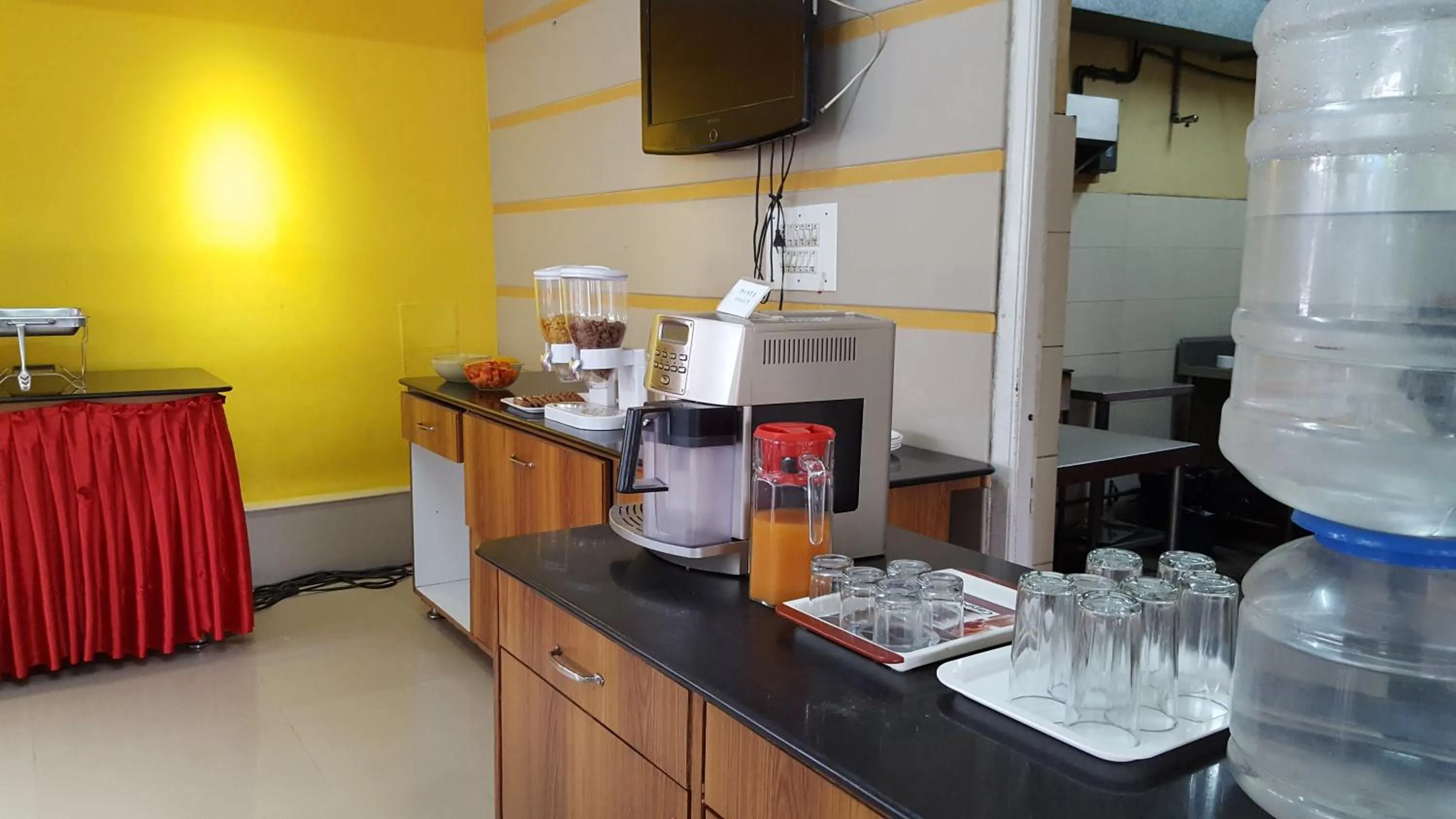 Breakfast in Maple Suites