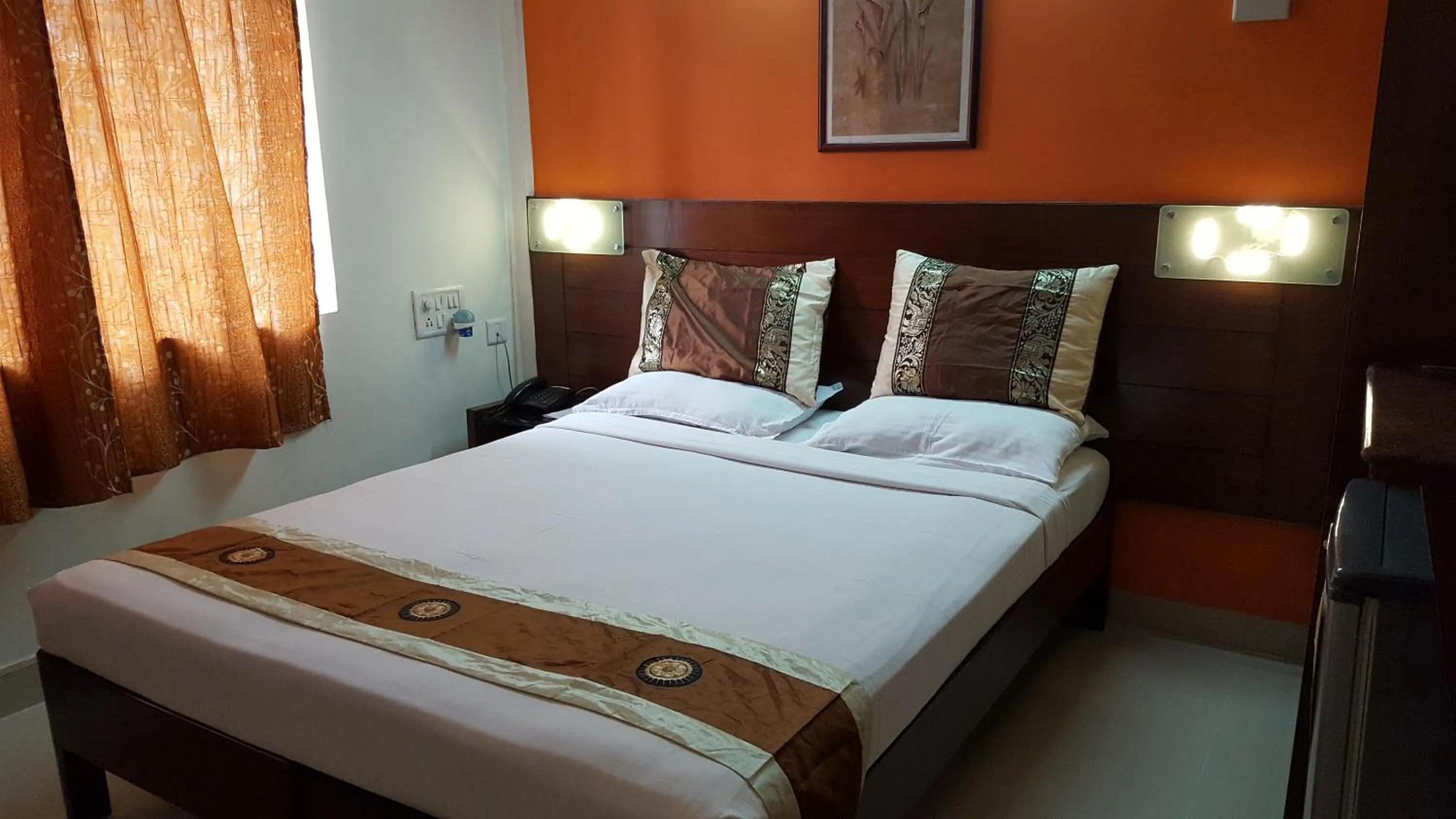 Bedroom, Bed in Maple Suites