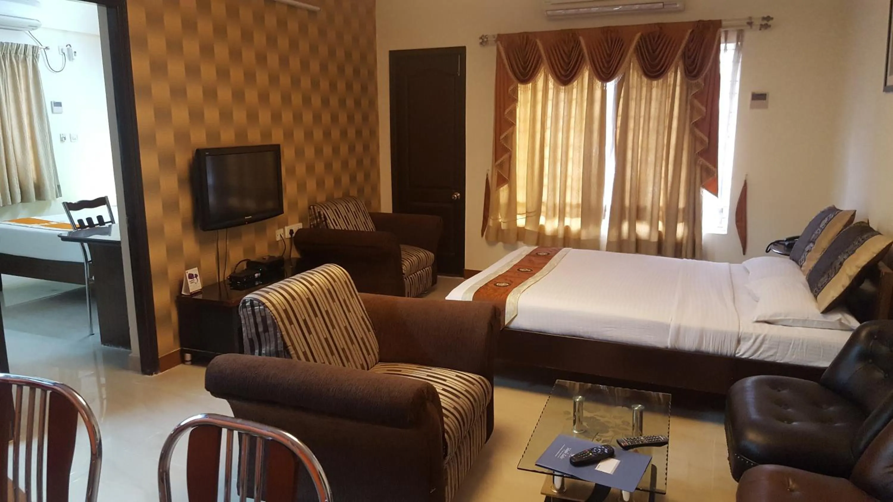 Living room, Bed in Maple Suites