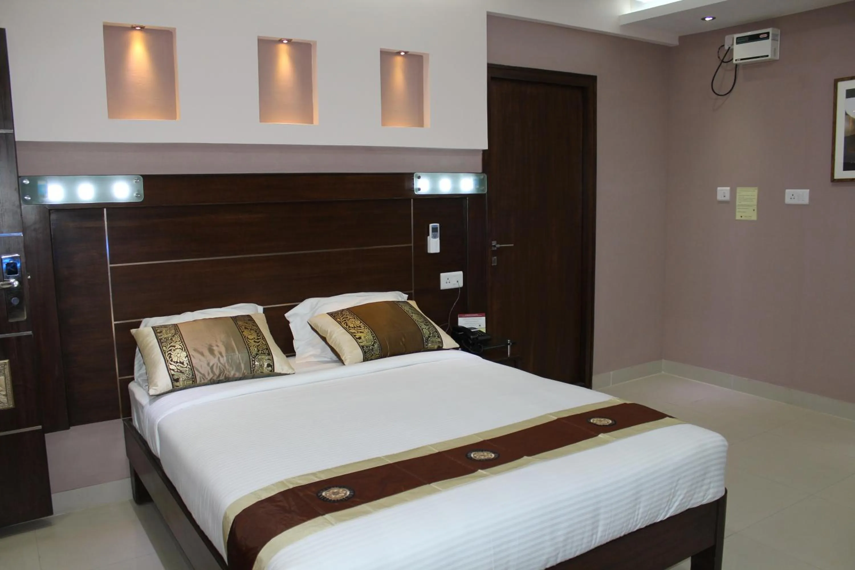 Bedroom, Bed in Maple Suites