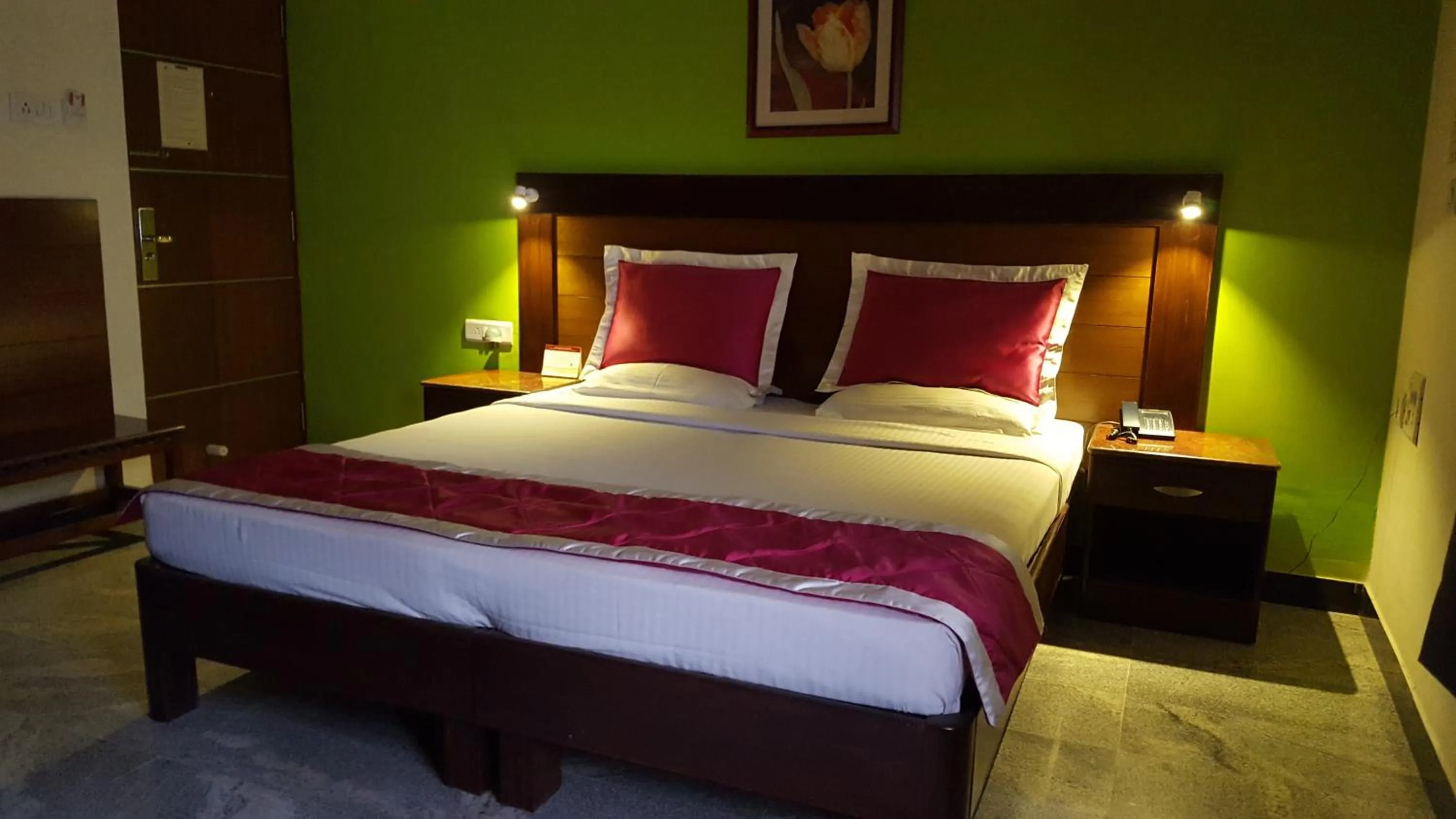 Bedroom, Bed in Maple Suites