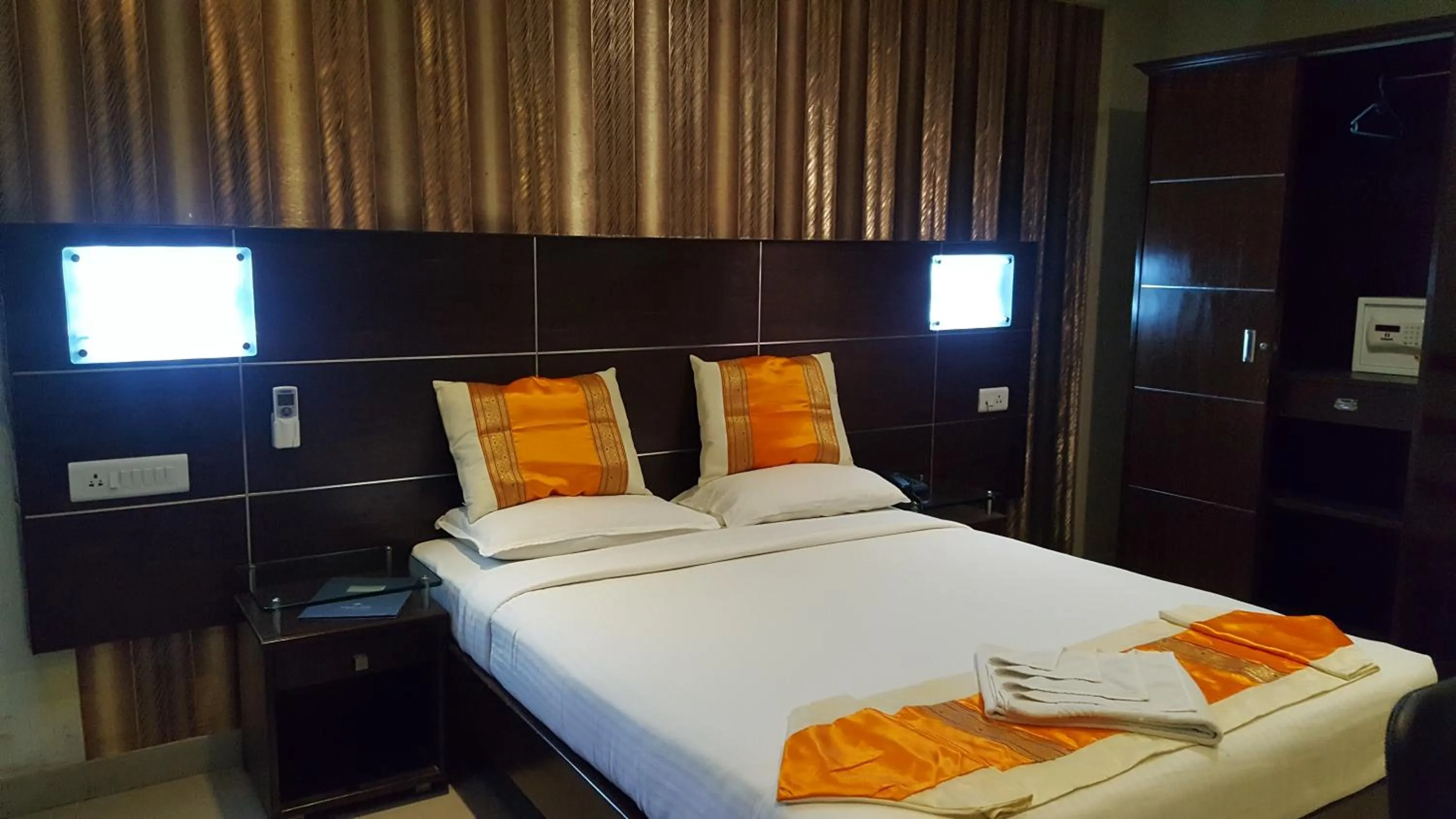 Bedroom, Bed in Maple Suites