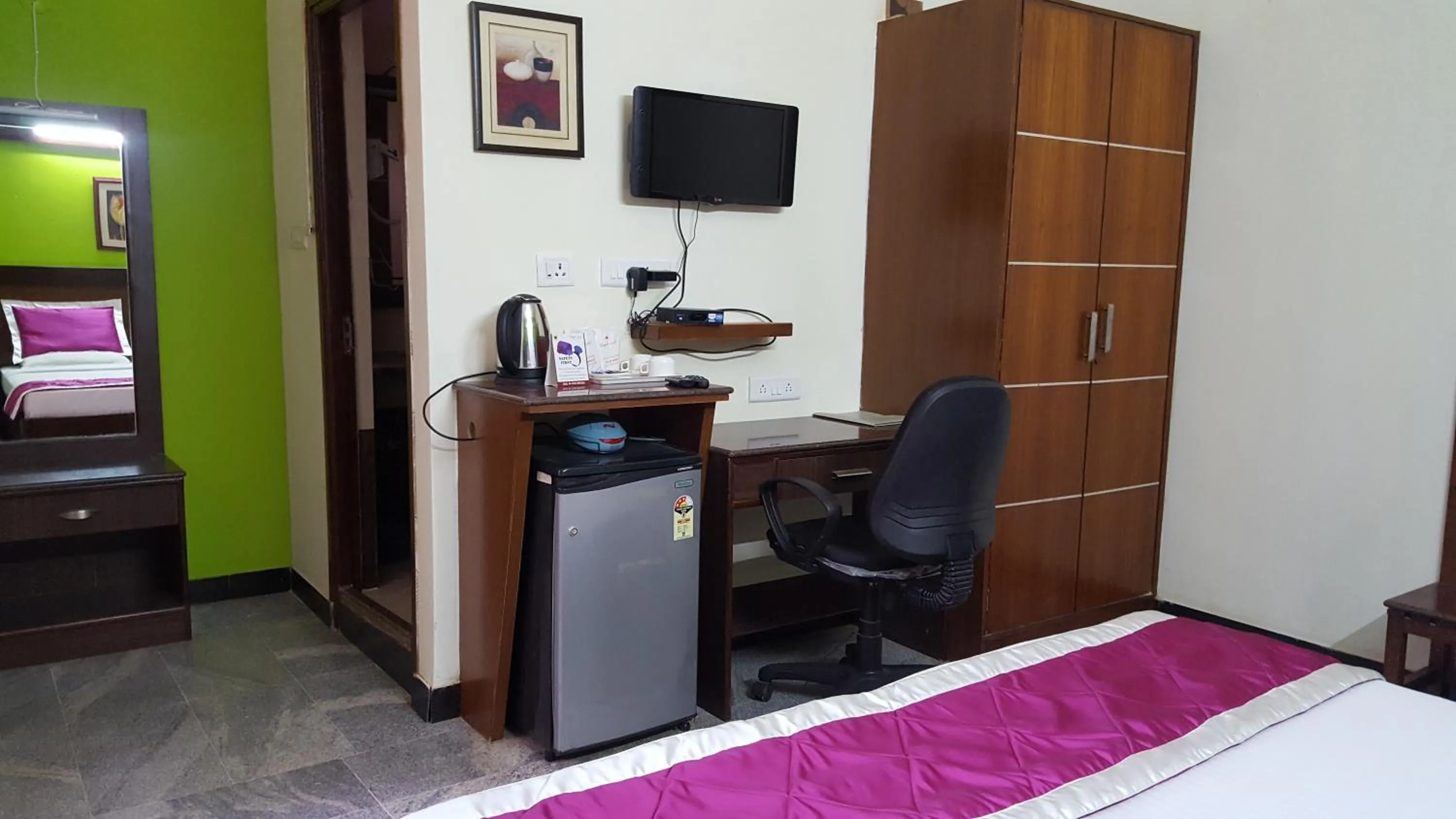 Bedroom, Bed in Maple Suites