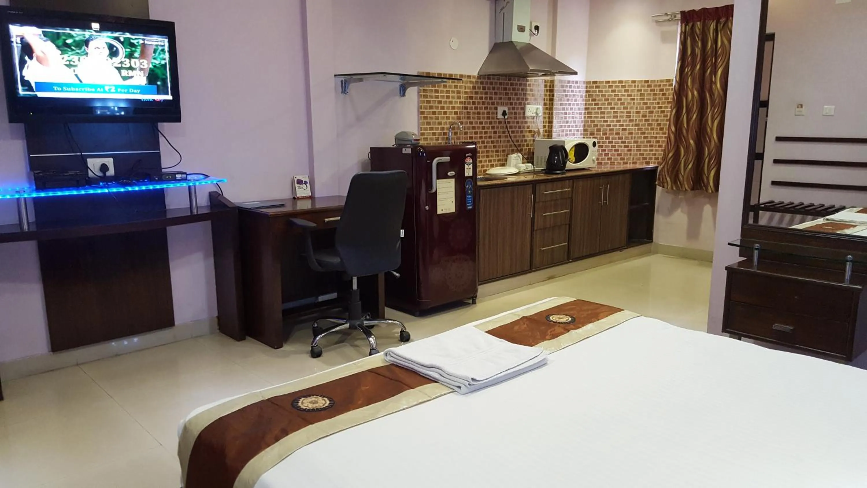 Bedroom, Bed in Maple Suites