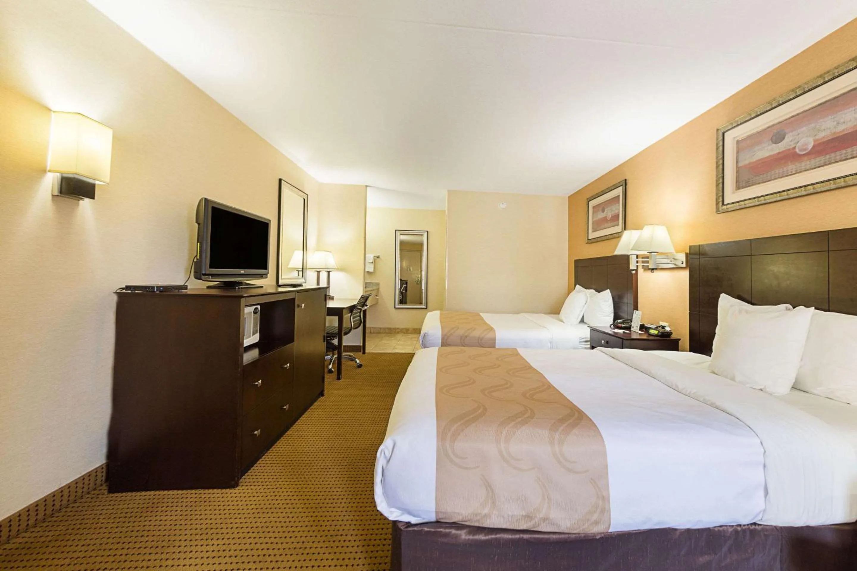 Photo of the whole room, Bed in McIntosh Inn