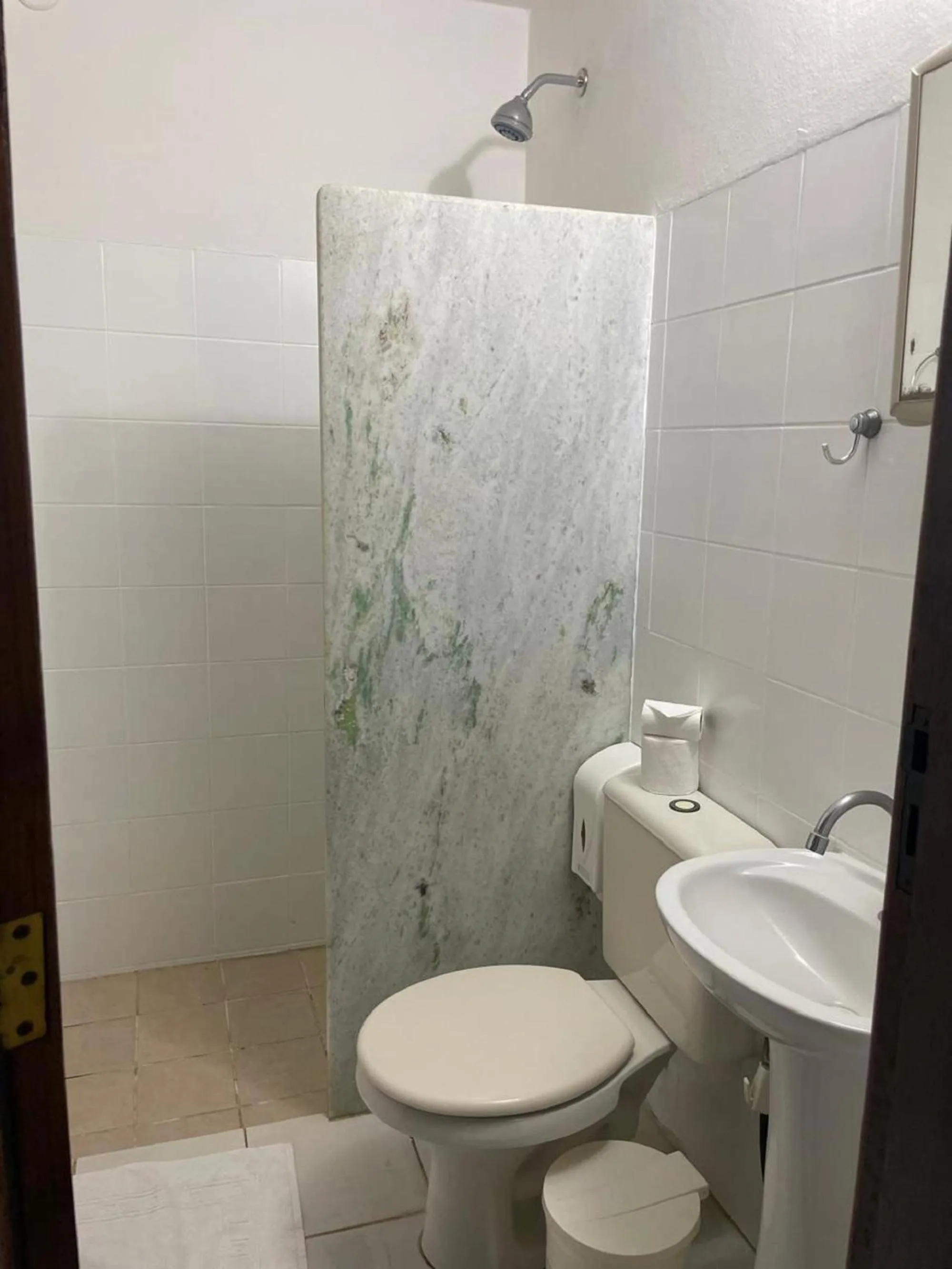 Shower in Pousada Saint Germain