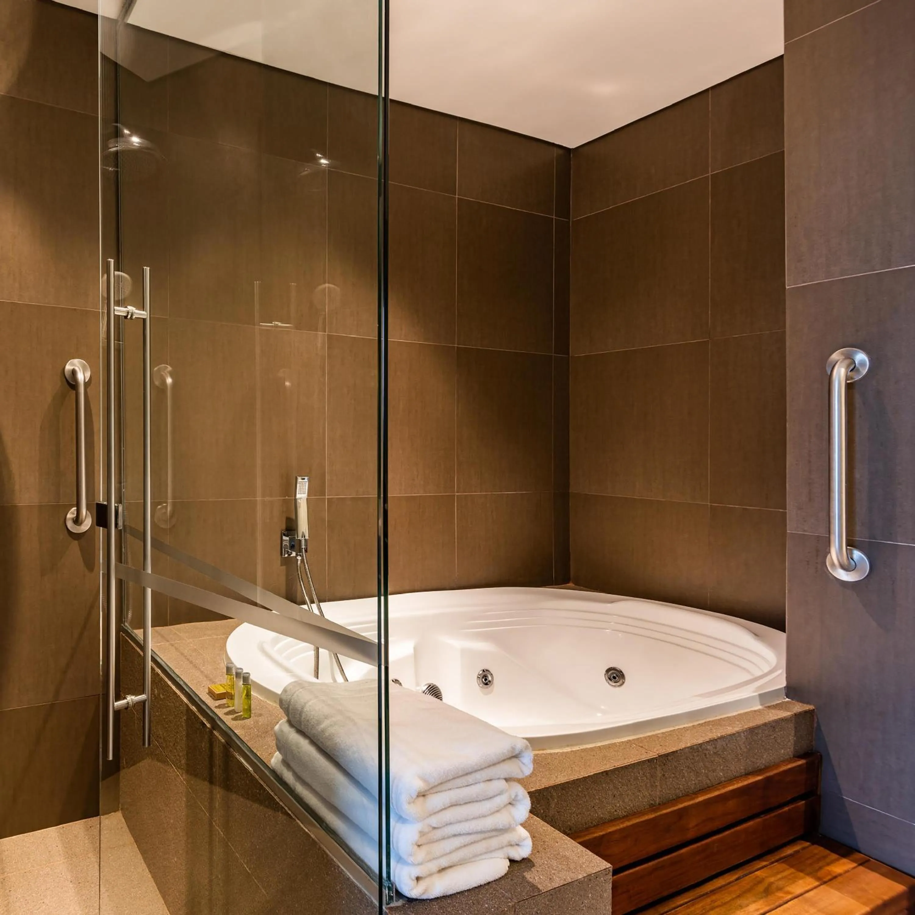 Bathroom in Hilton DoubleTree Bogotá Salitre AR