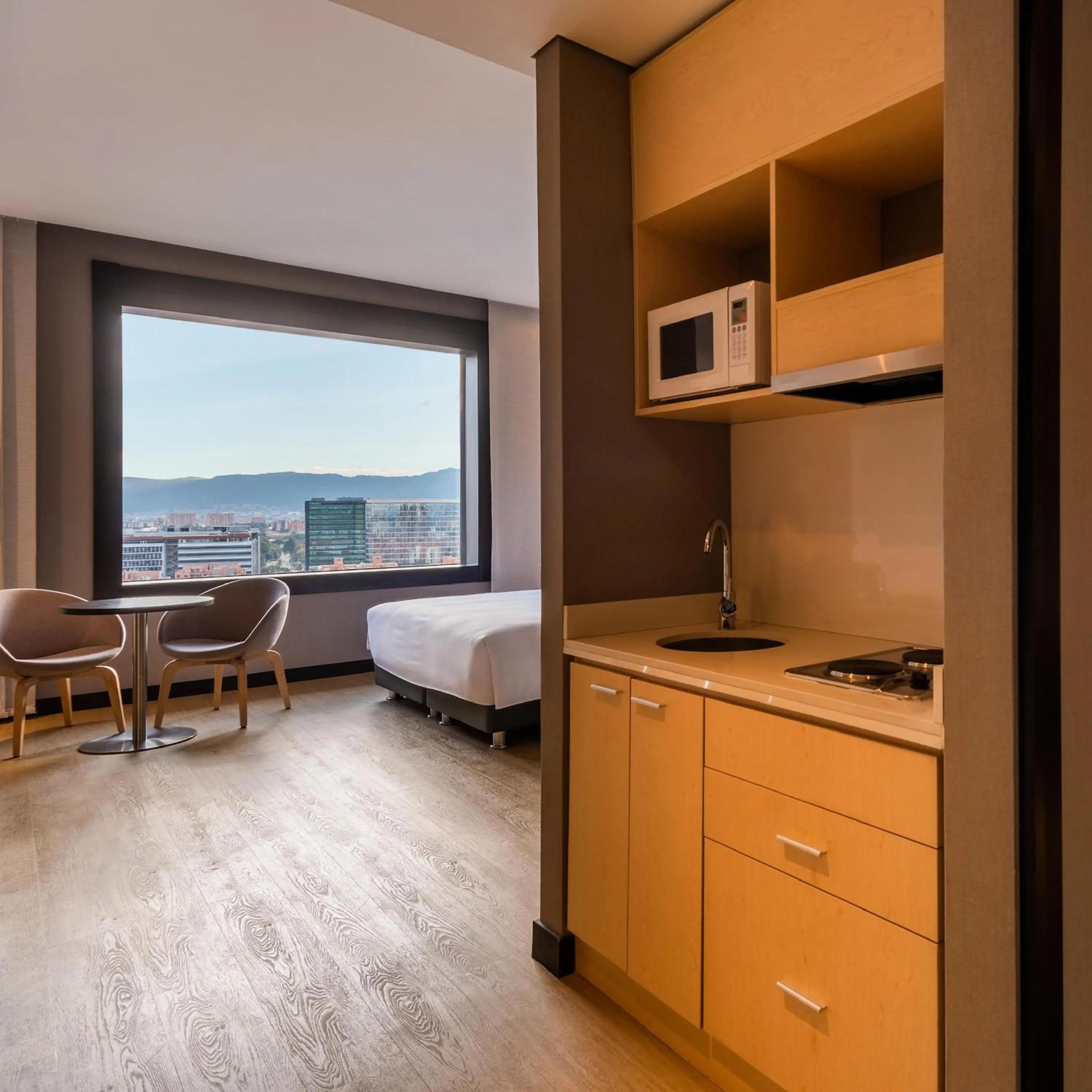 Kitchen or kitchenette, Bed in Hilton DoubleTree Bogotá Salitre AR