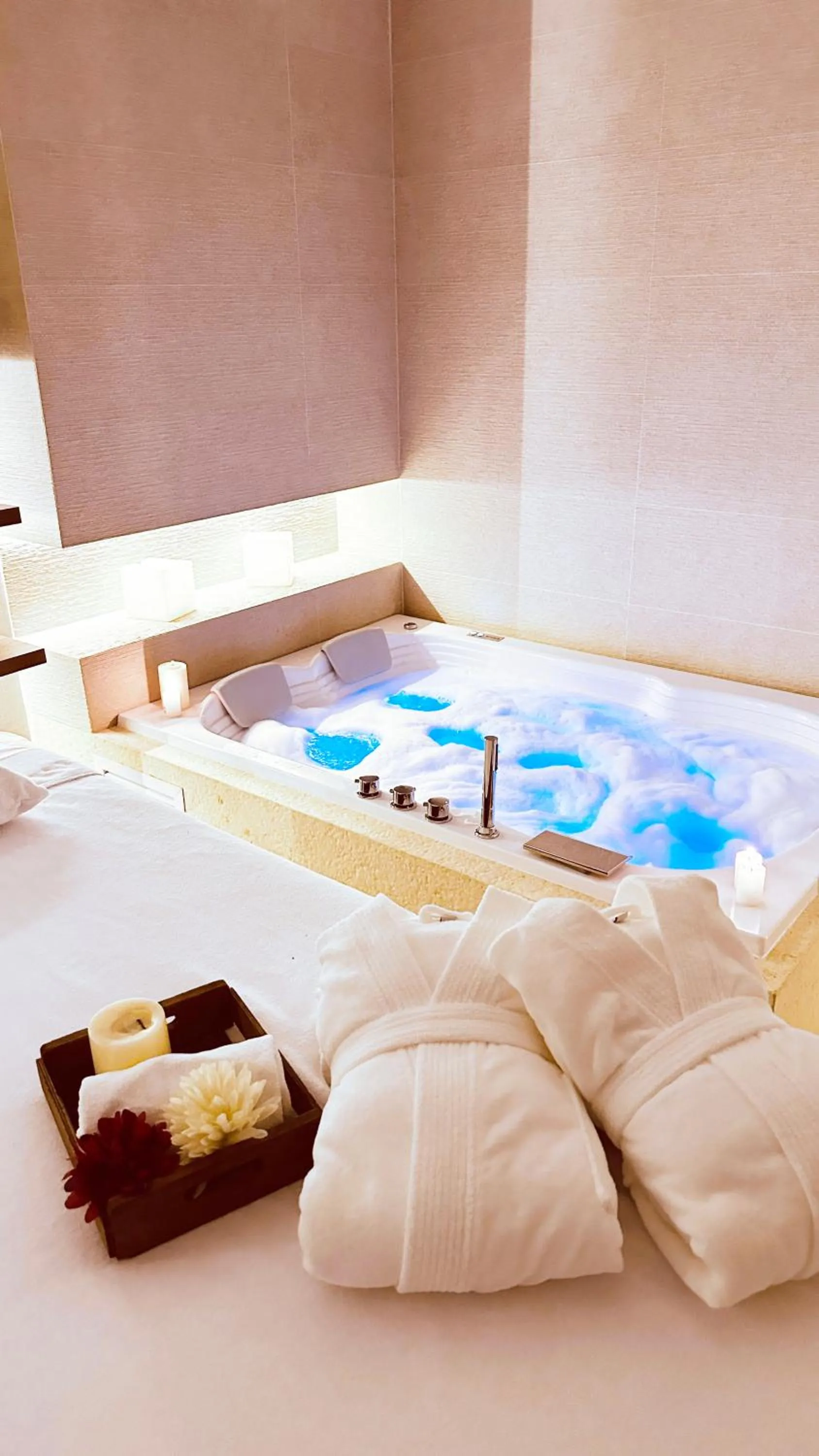 Spa and wellness centre/facilities, Bed in Hilton DoubleTree Bogotá Salitre AR