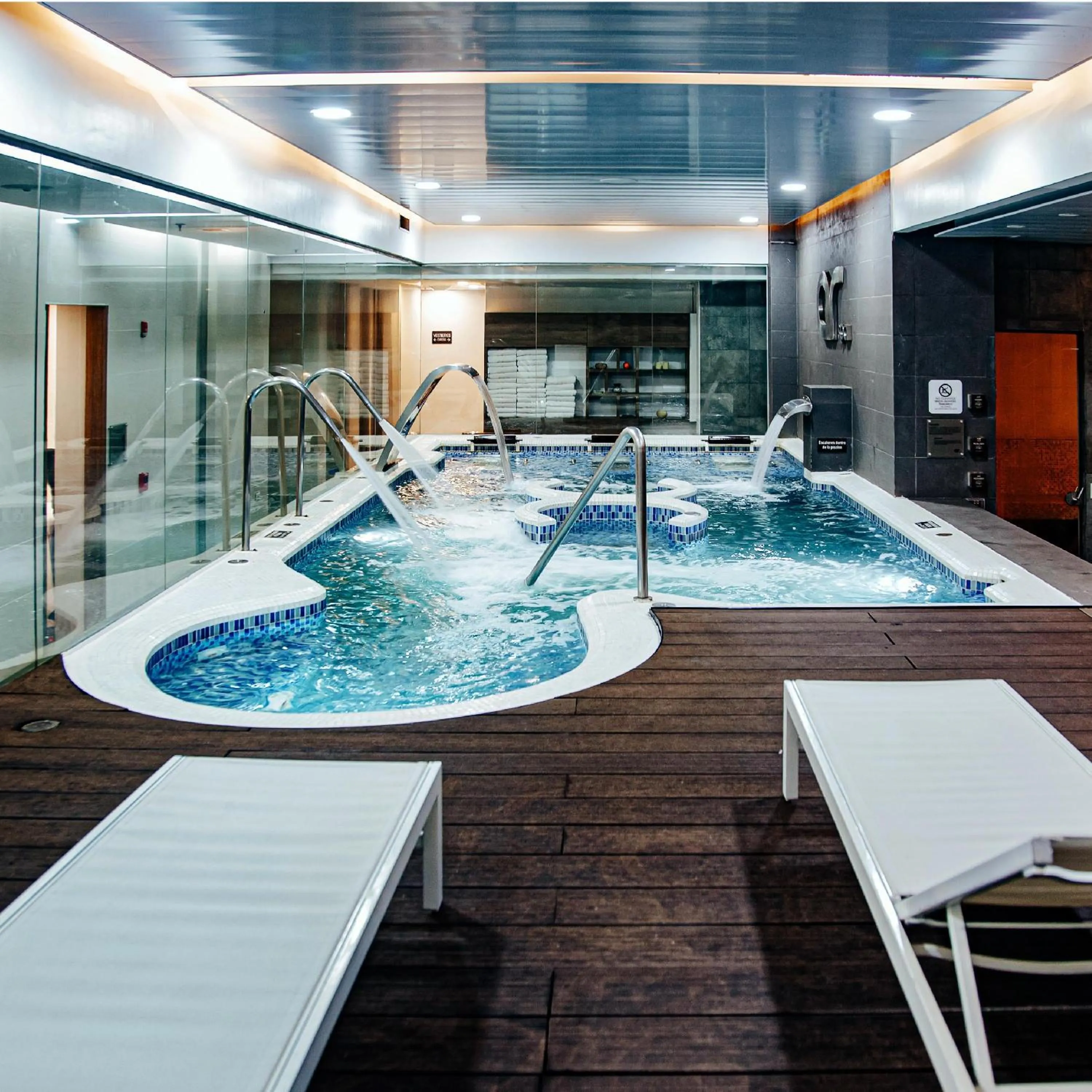 Pool view in Hilton DoubleTree Bogotá Salitre AR