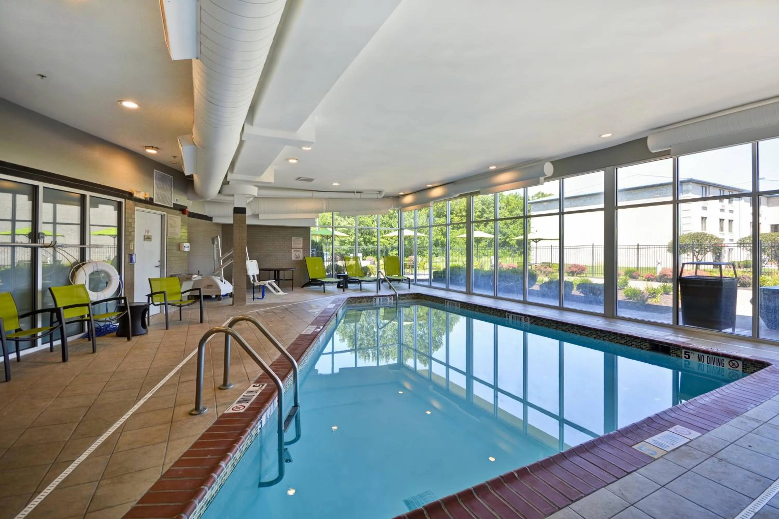 Swimming pool in SpringHill Suites by Marriott Indianapolis Airport/Plainfield