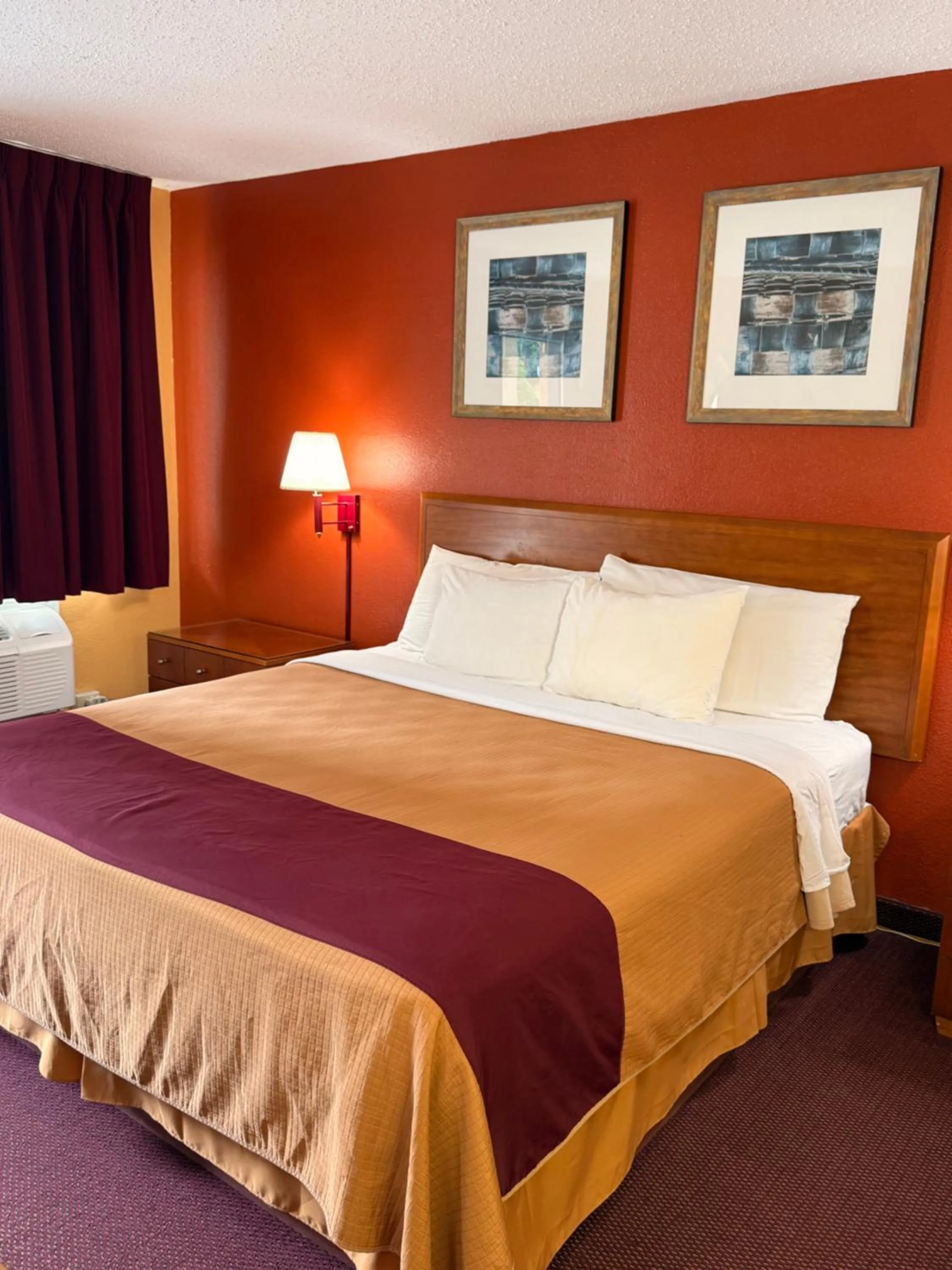 Bed in Executive Inn Schenectady Downtown