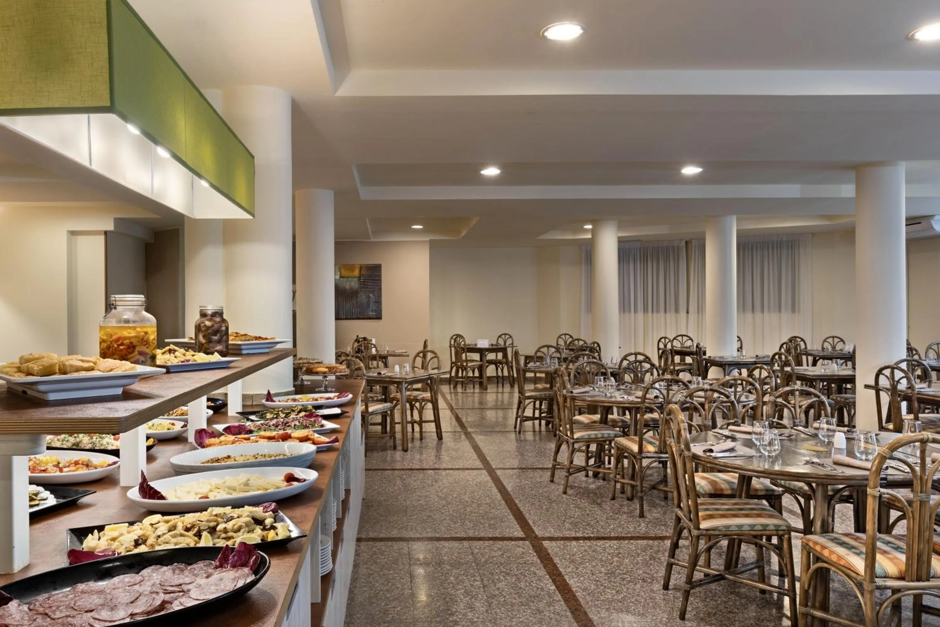 Restaurant/places to eat in Rina Hotel