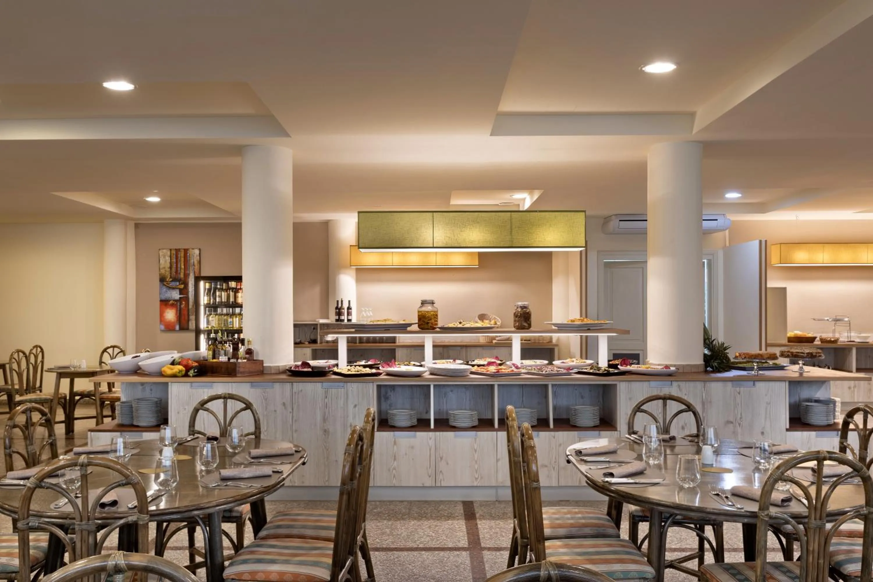 Restaurant/places to eat in Rina Hotel