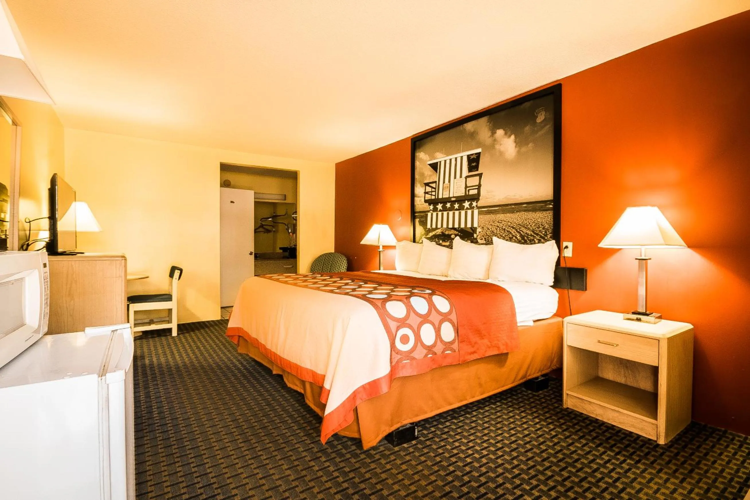 Photo of the whole room, Bed in Super 8 by Wyndham Chipley