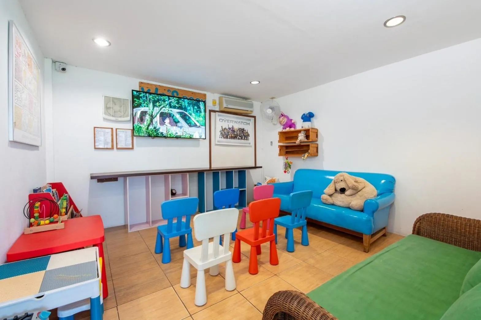 Communal lounge/ TV room in Dolphin Bay Beach Resort